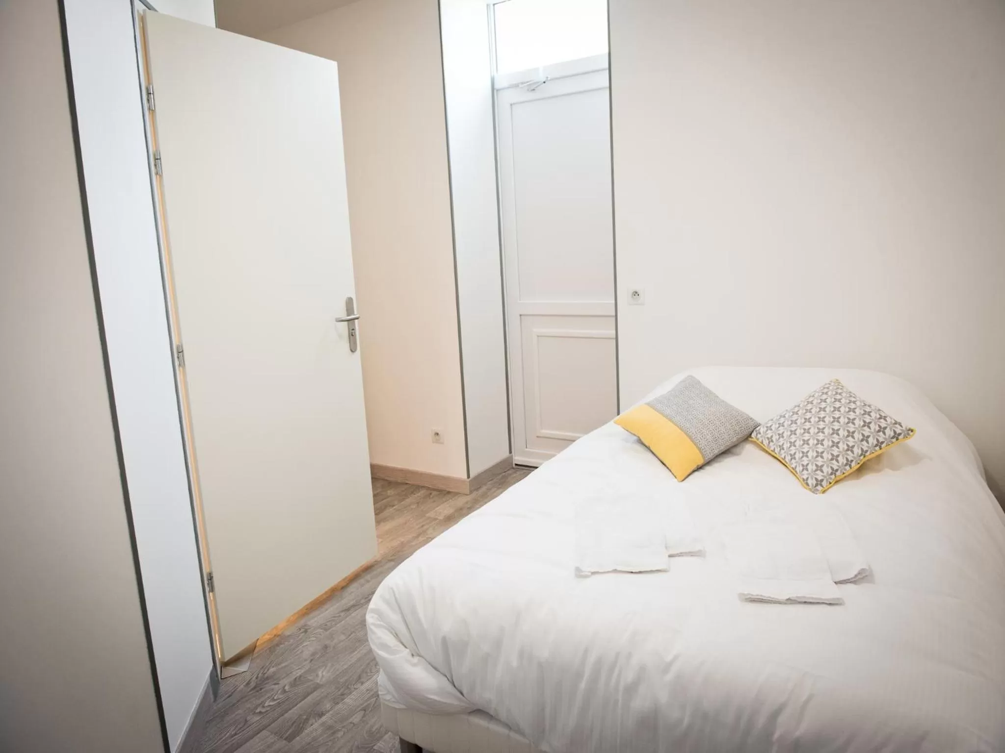 Photo of the whole room, Bed in Logis Hotel Restaurant Le Relais Fleuri