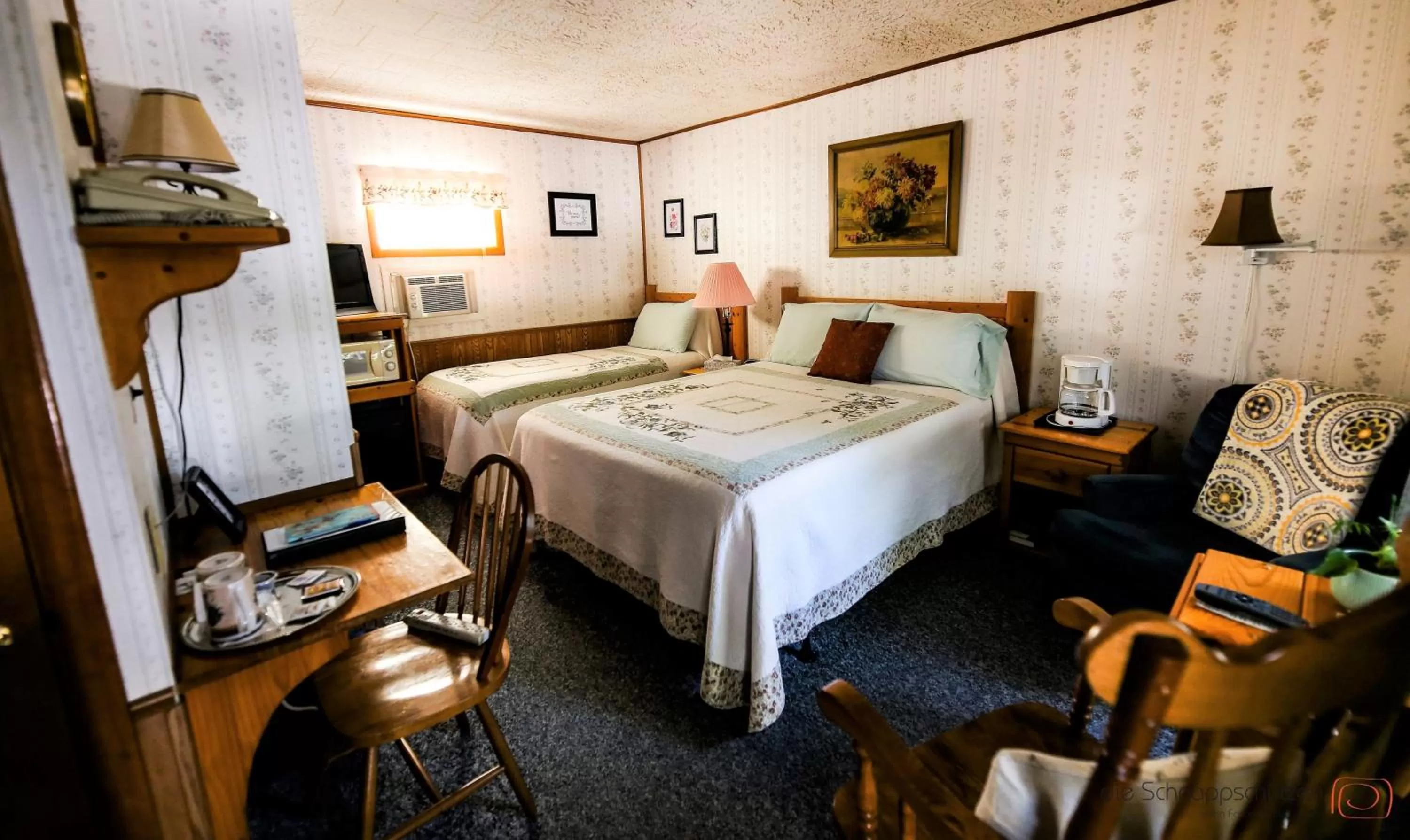 Photo of the whole room, Bed in The Pines Country Inn