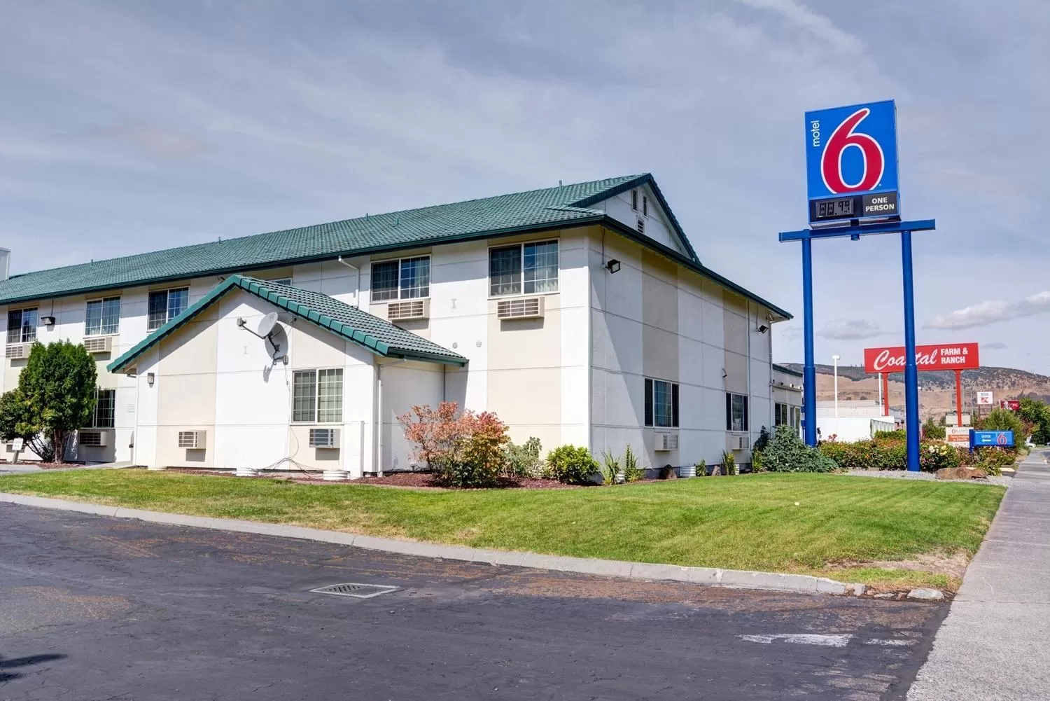 Property building in Motel 6-The Dalles, OR
