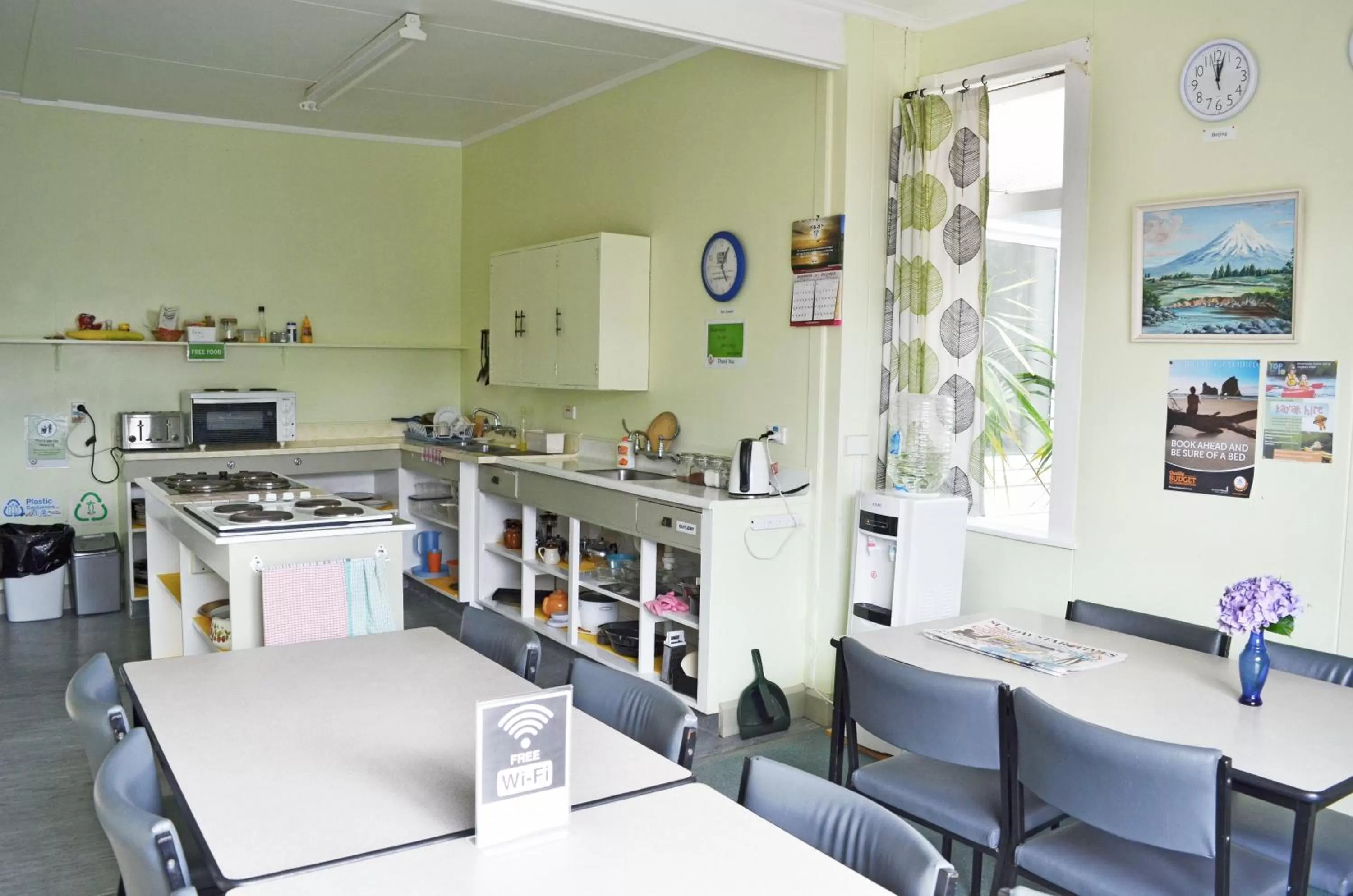 Communal kitchen, Restaurant/Places to Eat in Braemar House B&B and YHA Hostel