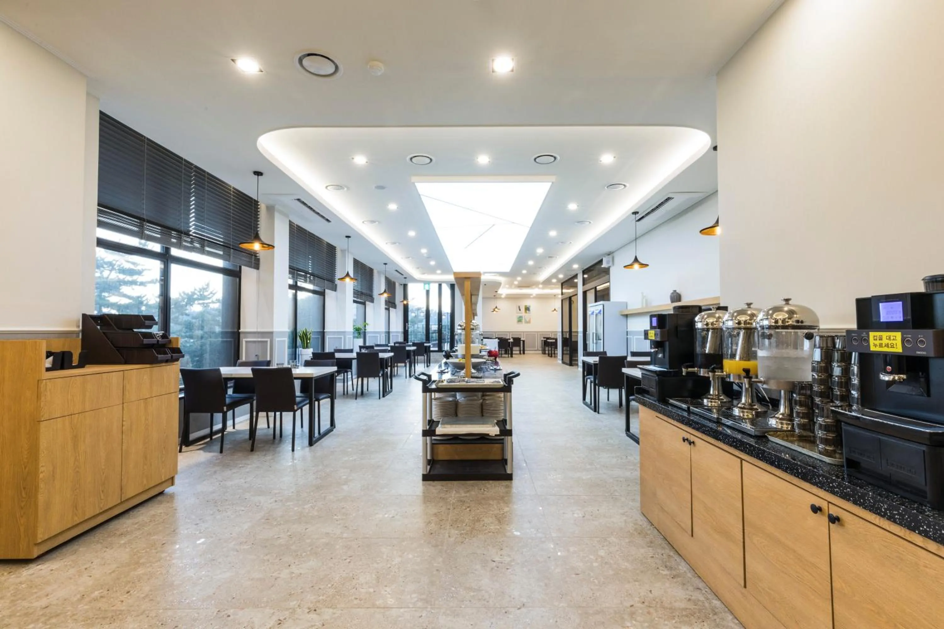 Restaurant/places to eat in Casaloma Hotel