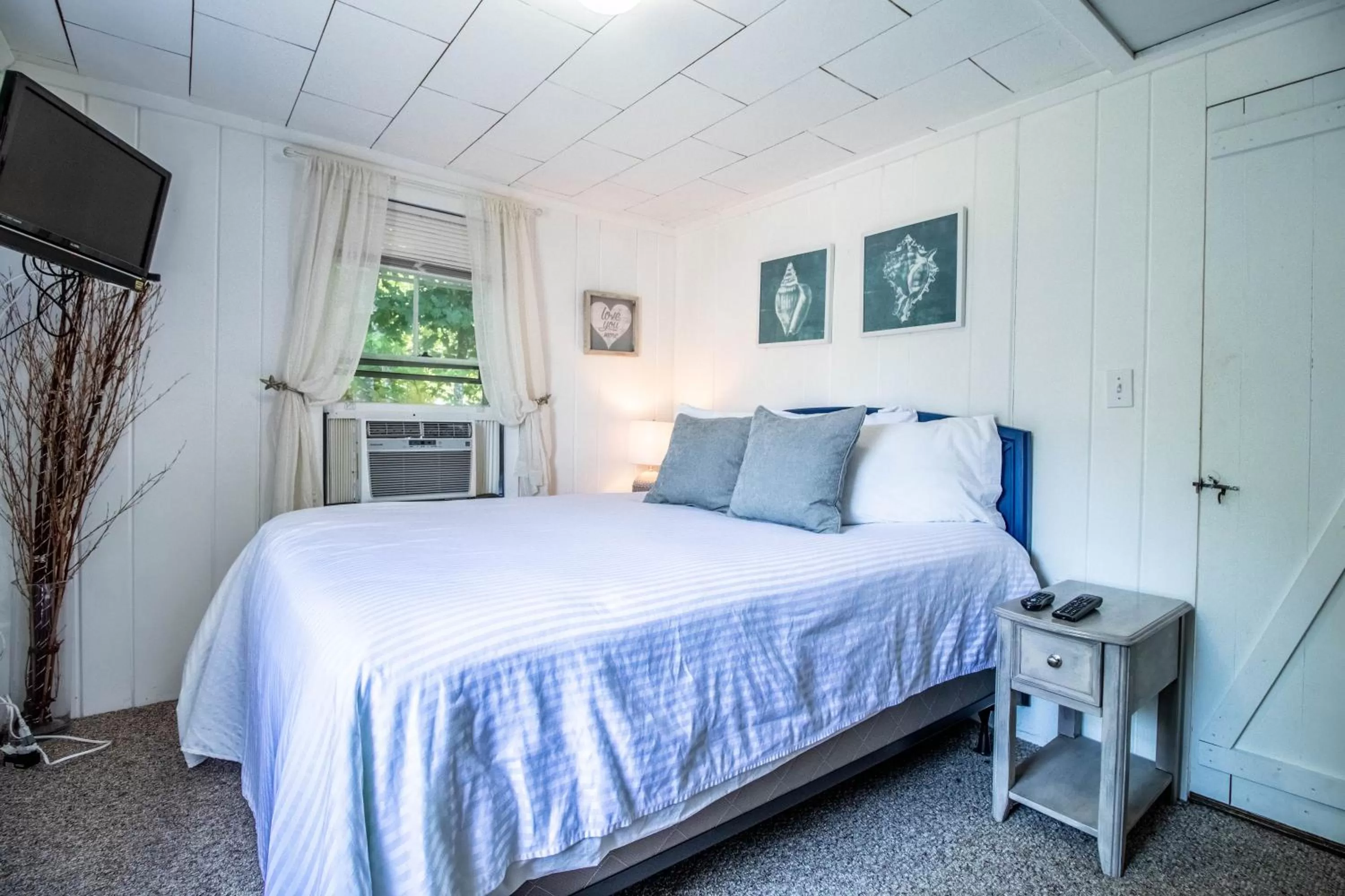 Bed in Sea View Motel