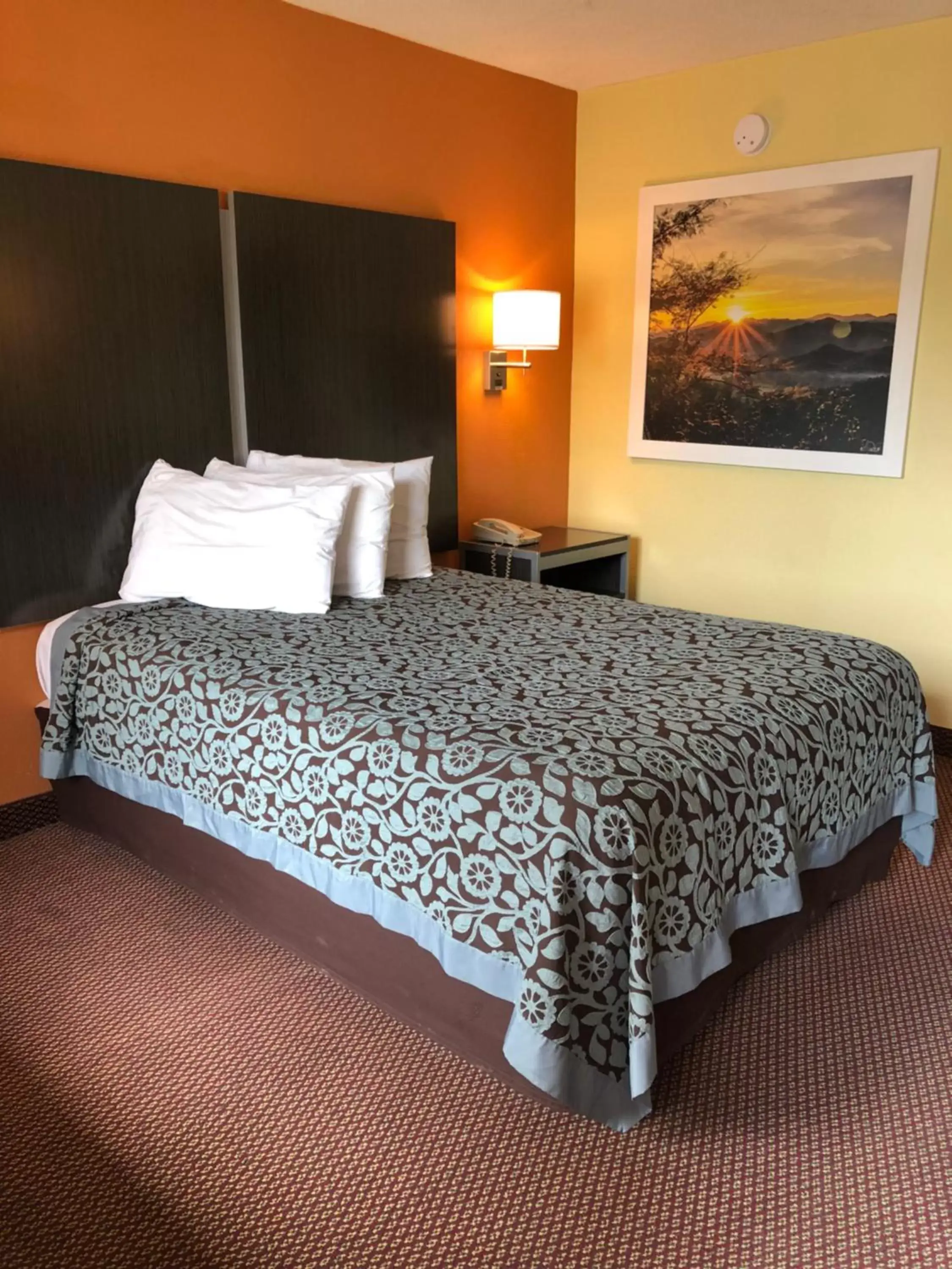 Room with One Double Bed - Smoking in Days Inn by Wyndham Childersburg Room with One Double Bed - Smoking in Days Inn by Wyndham Childersburg