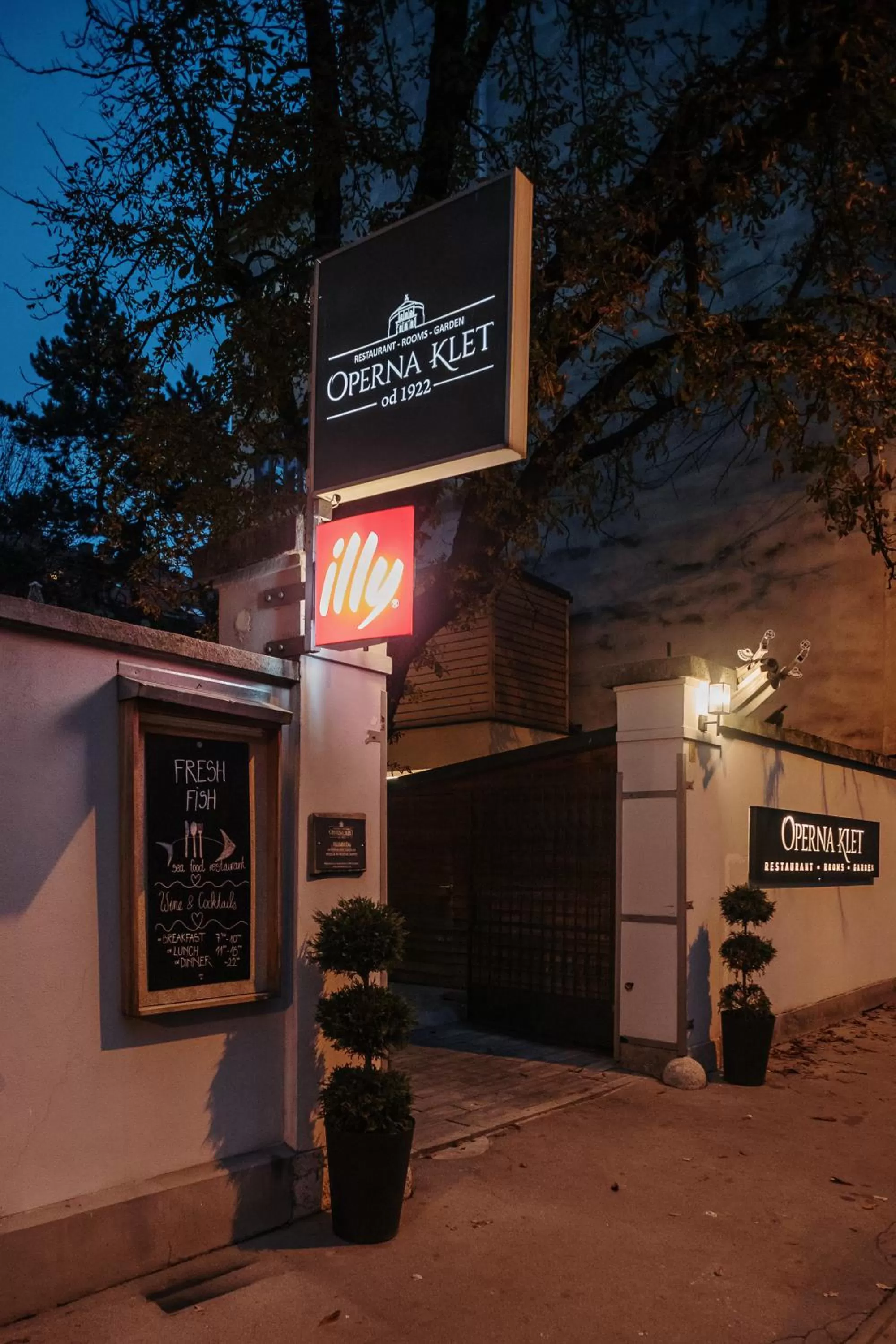 Facade/entrance in Operna klet Ljubljana