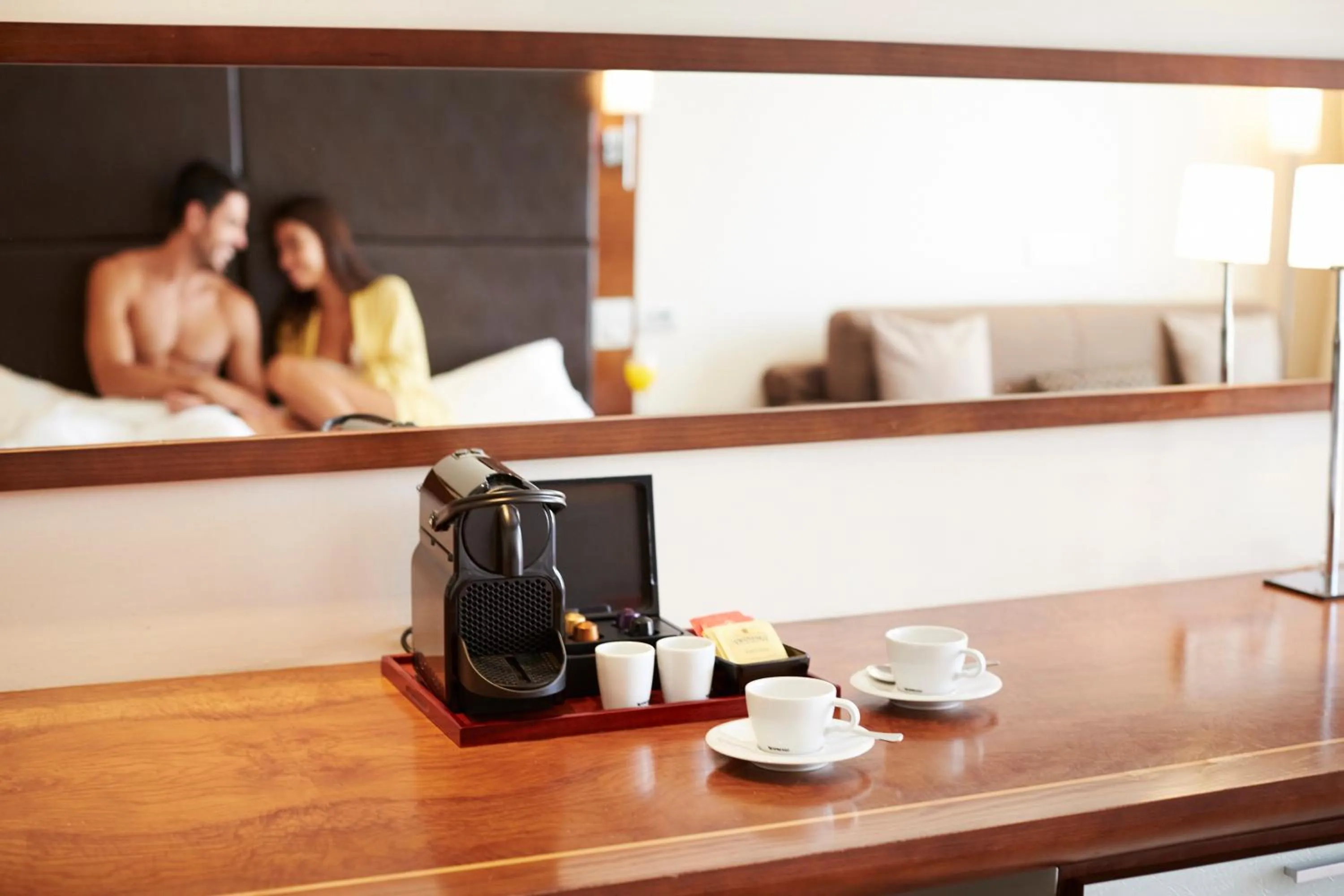 Coffee/tea facilities, Bed in Insotel Fenicia Prestige Suites & Spa