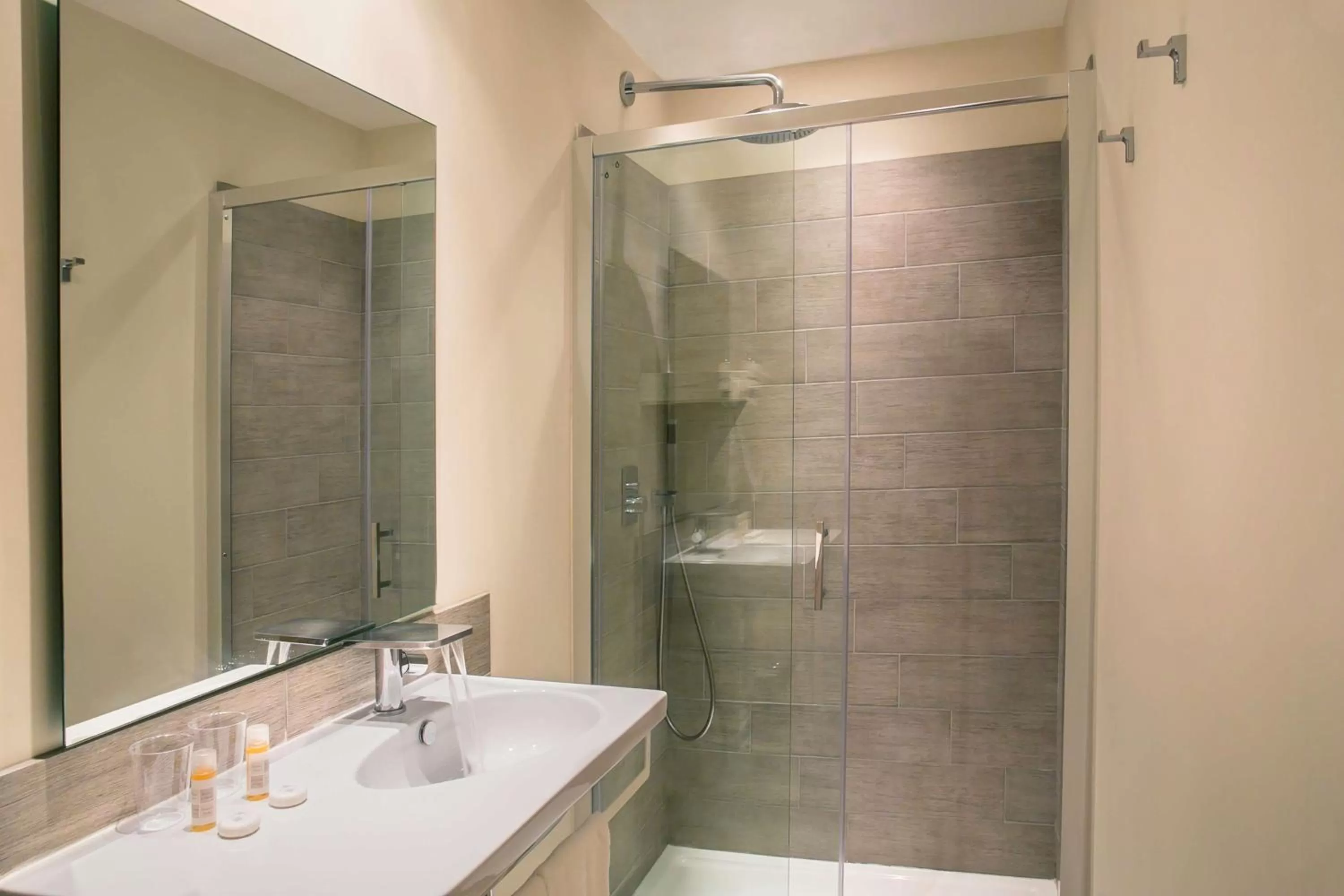 Photo of the whole room in Best Western Hotel du Roy d'Aragon