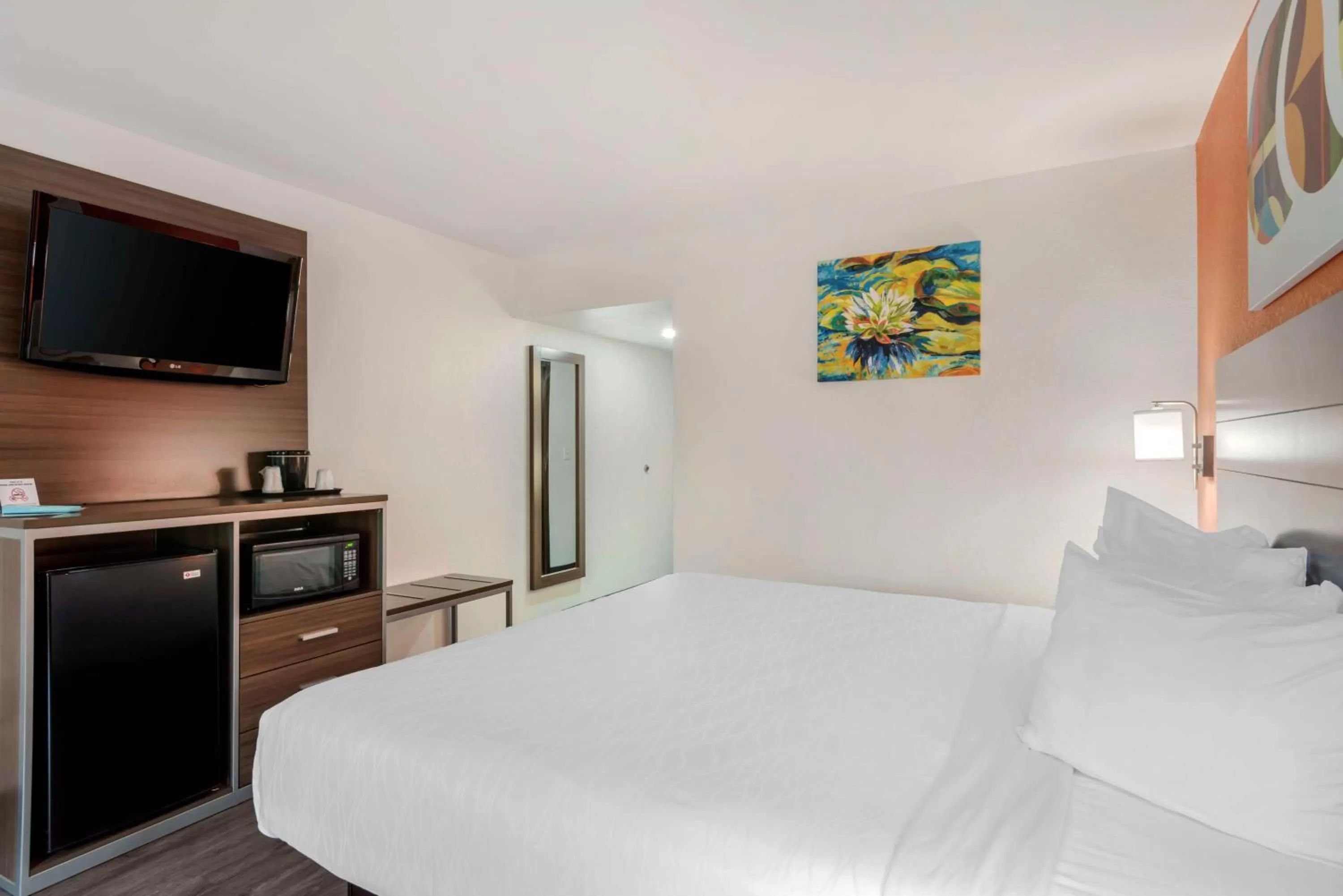 Bedroom, Bed in Best Western Statesville Inn