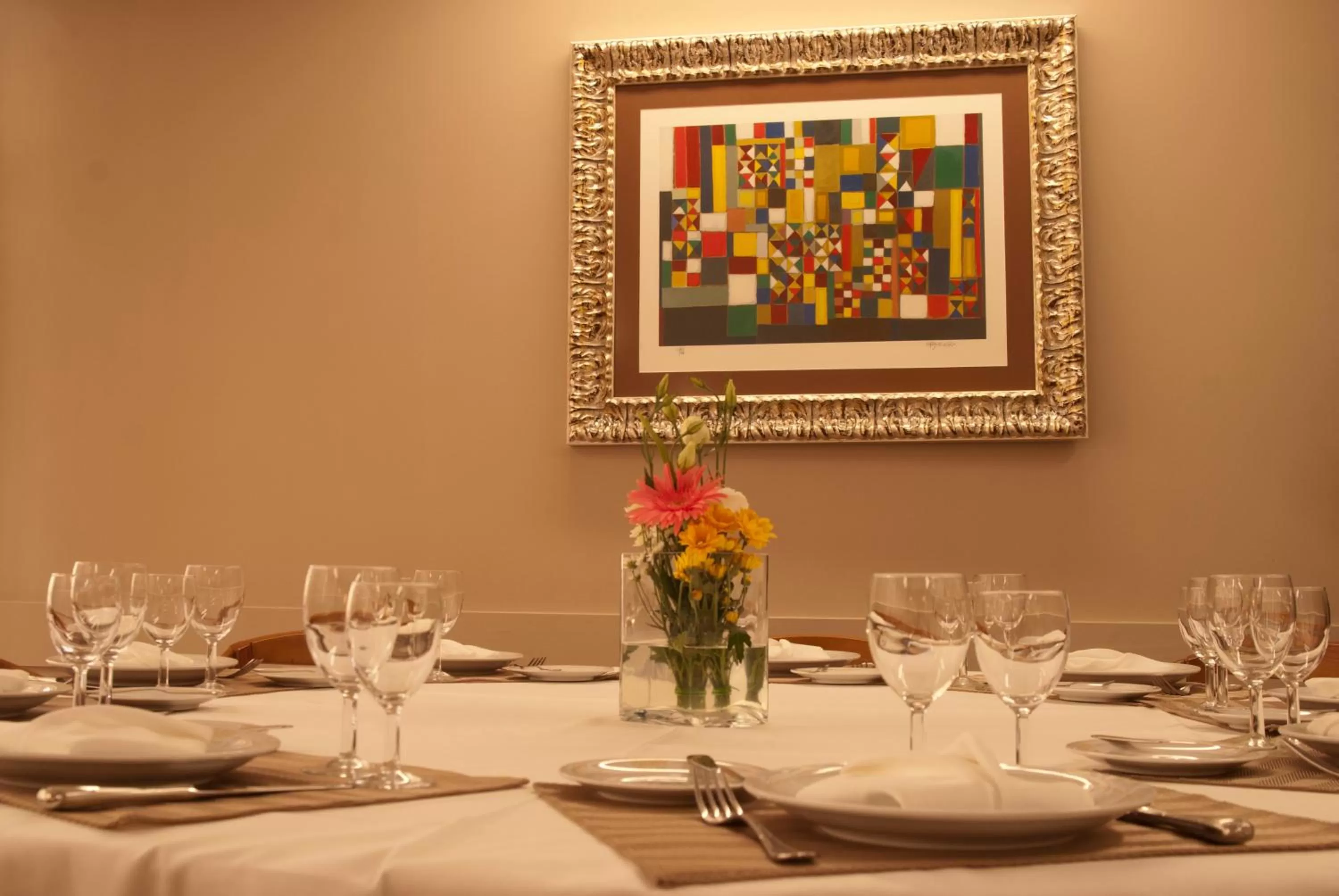 Restaurant/places to eat in Hotel Rainha D. Amélia, Arts & Leisure