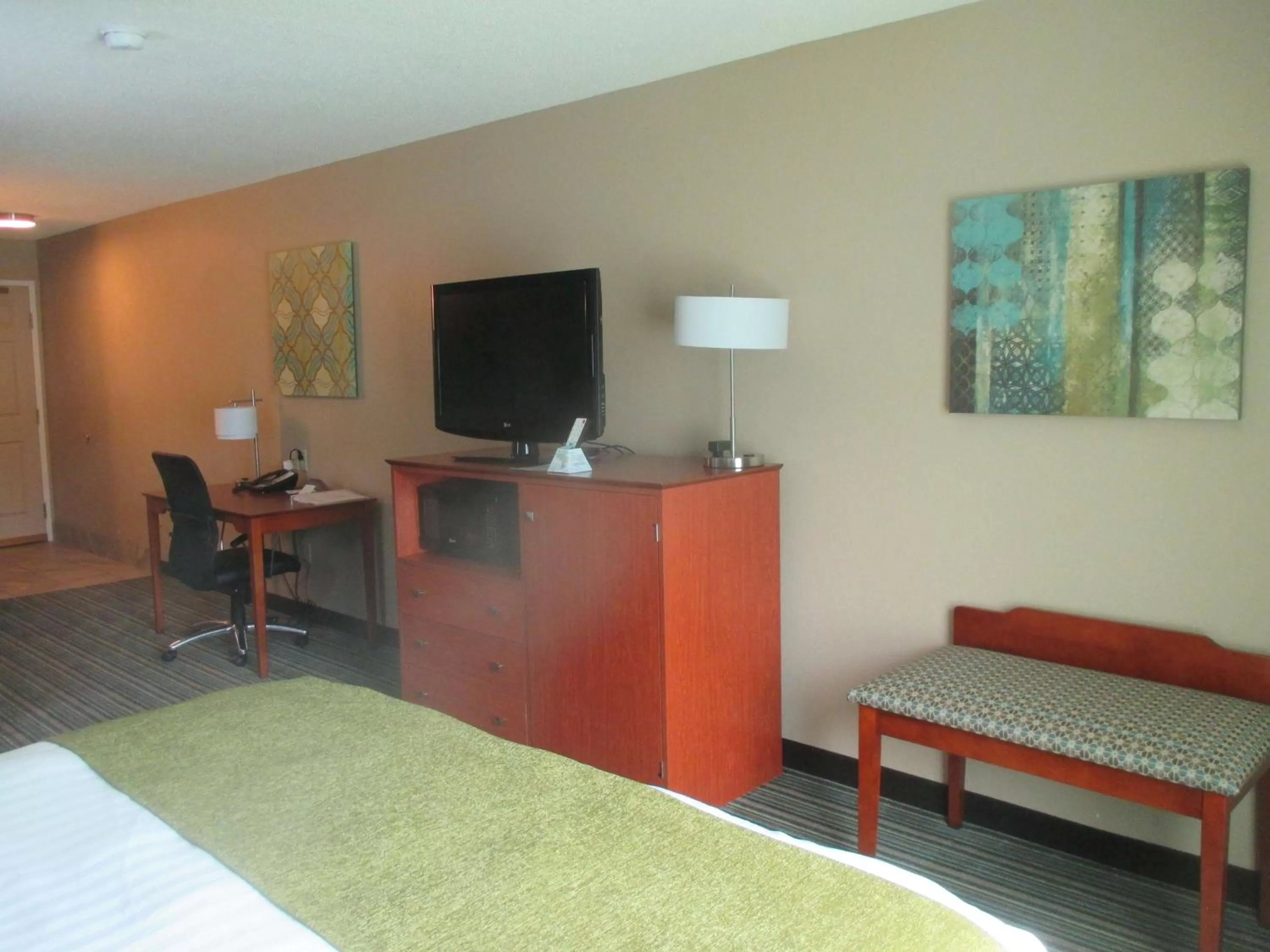 Photo of the whole room, Bed in BEST WESTERN Plus Menomonie Inn & Suites