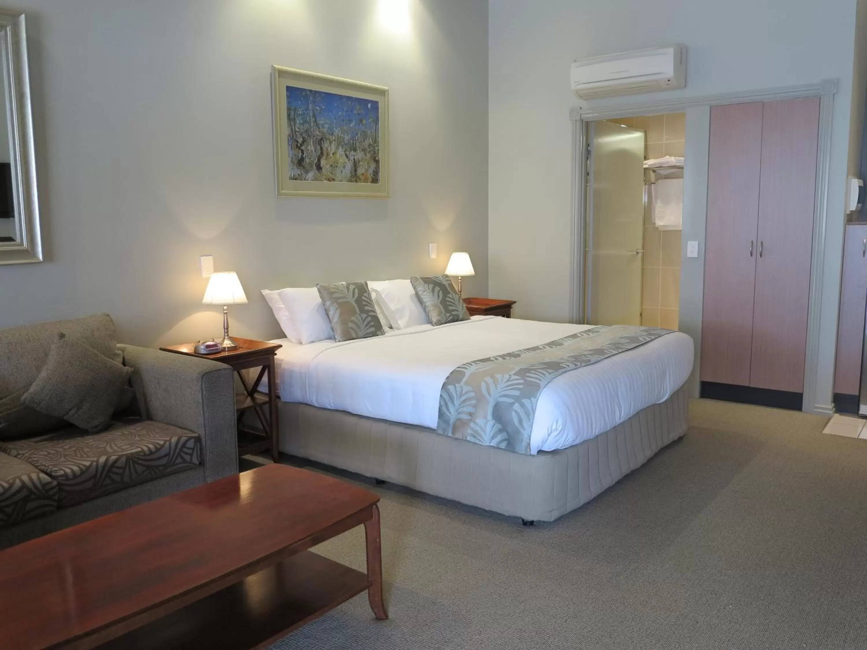 Deluxe King Studio in Shangri-La Gardens Deluxe King Studio in Shangri-La Gardens