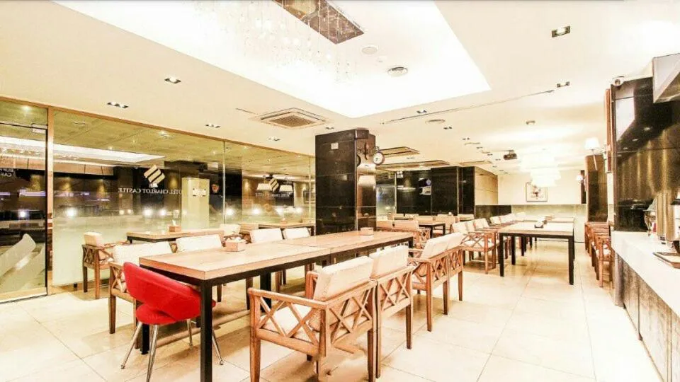 Restaurant/Places to Eat in Hotel Charlot Castle