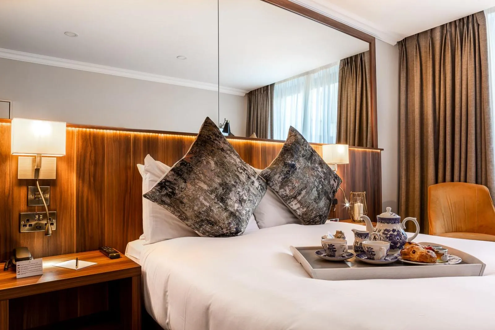 Photo of the whole room, Bed in Dublin Skylon Hotel