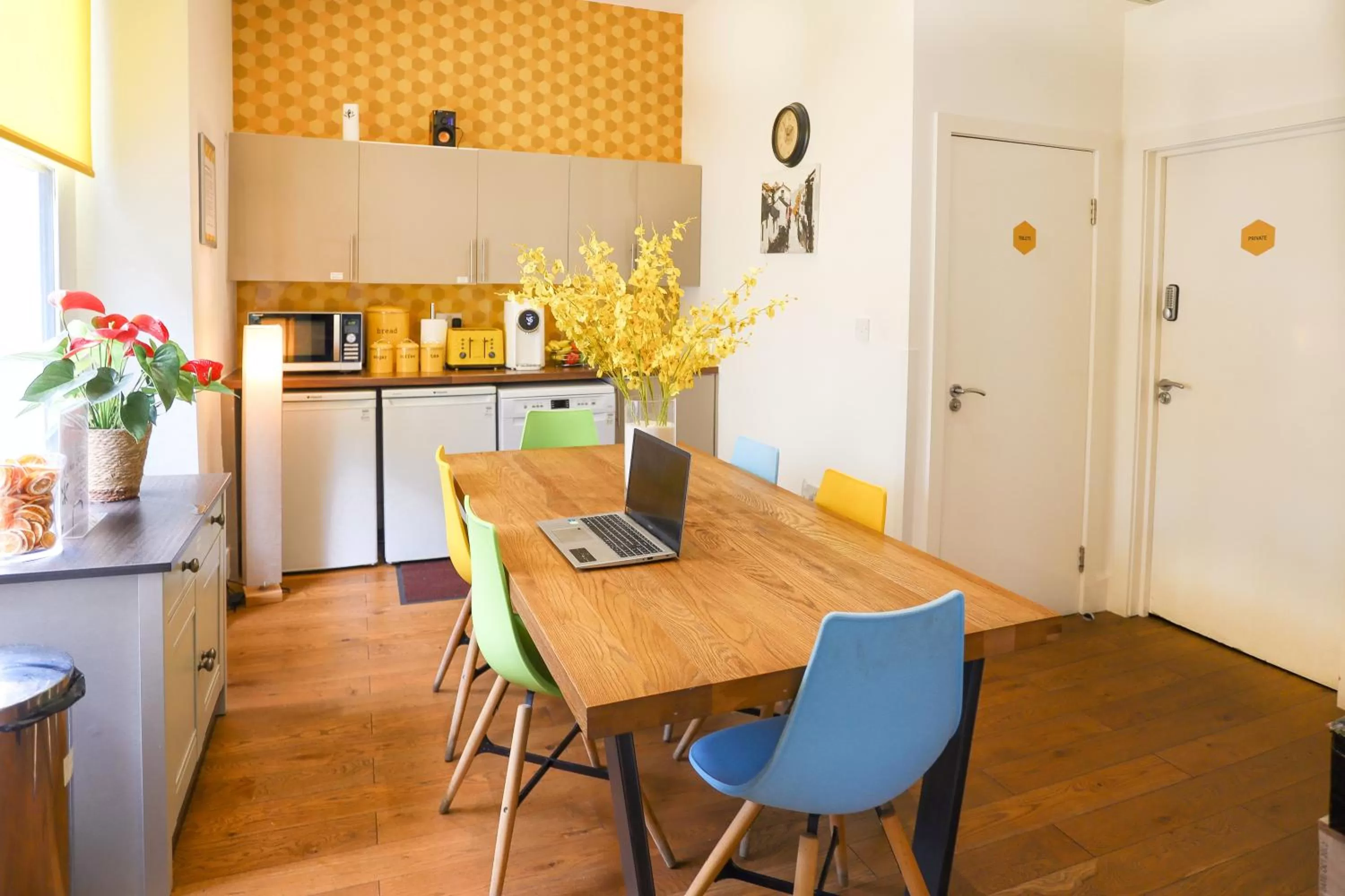 Communal lounge/ TV room, Kitchen/Kitchenette in TiTiwangsa One Accomodation at Paddington