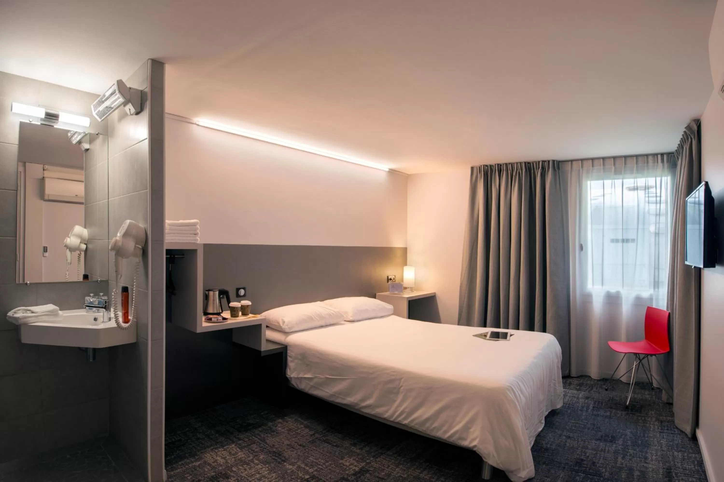 Double Room - Disability Access in L'hôtel by JOA de Saint-Paul-Lès-Dax