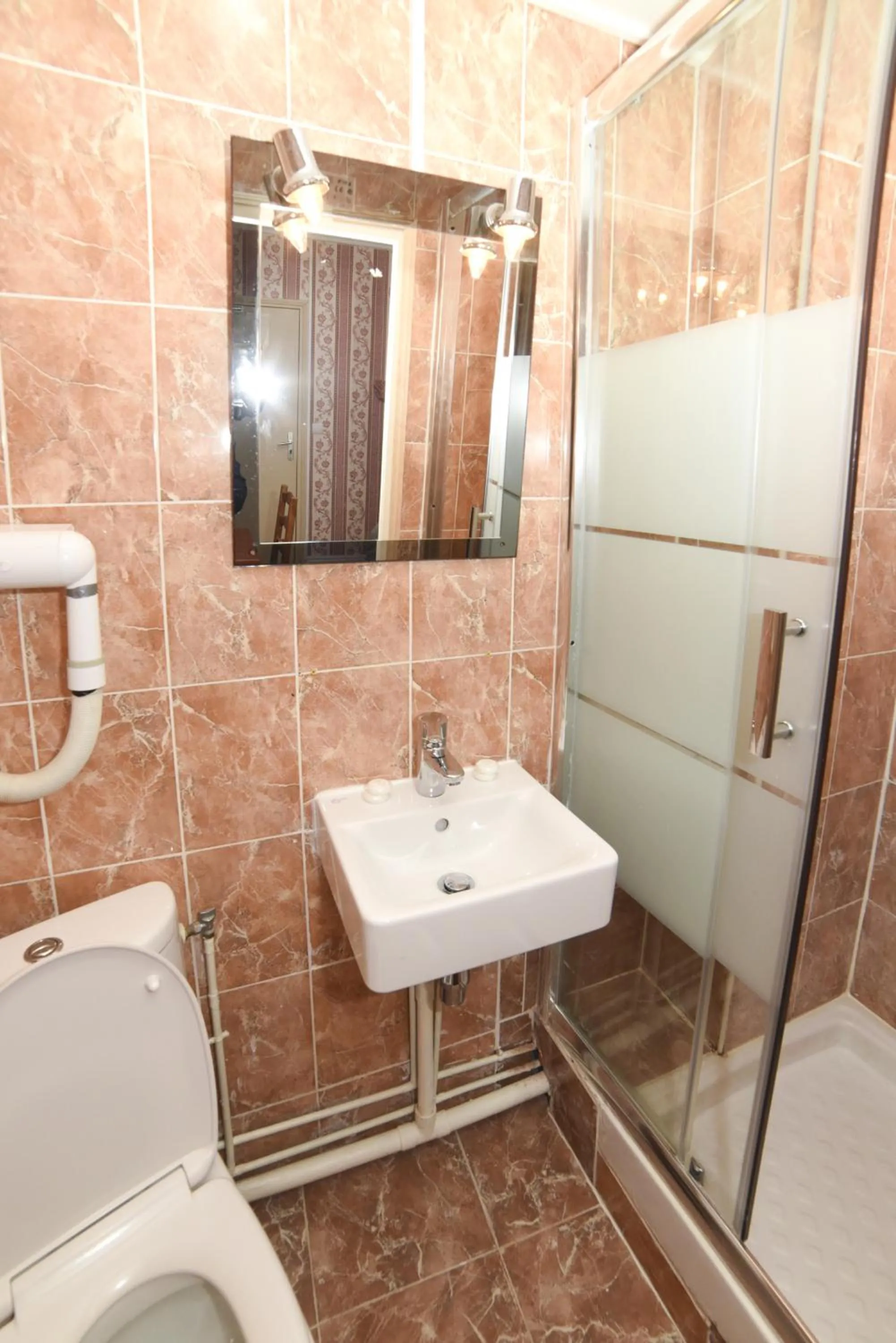 Shower in Sully Hôtel