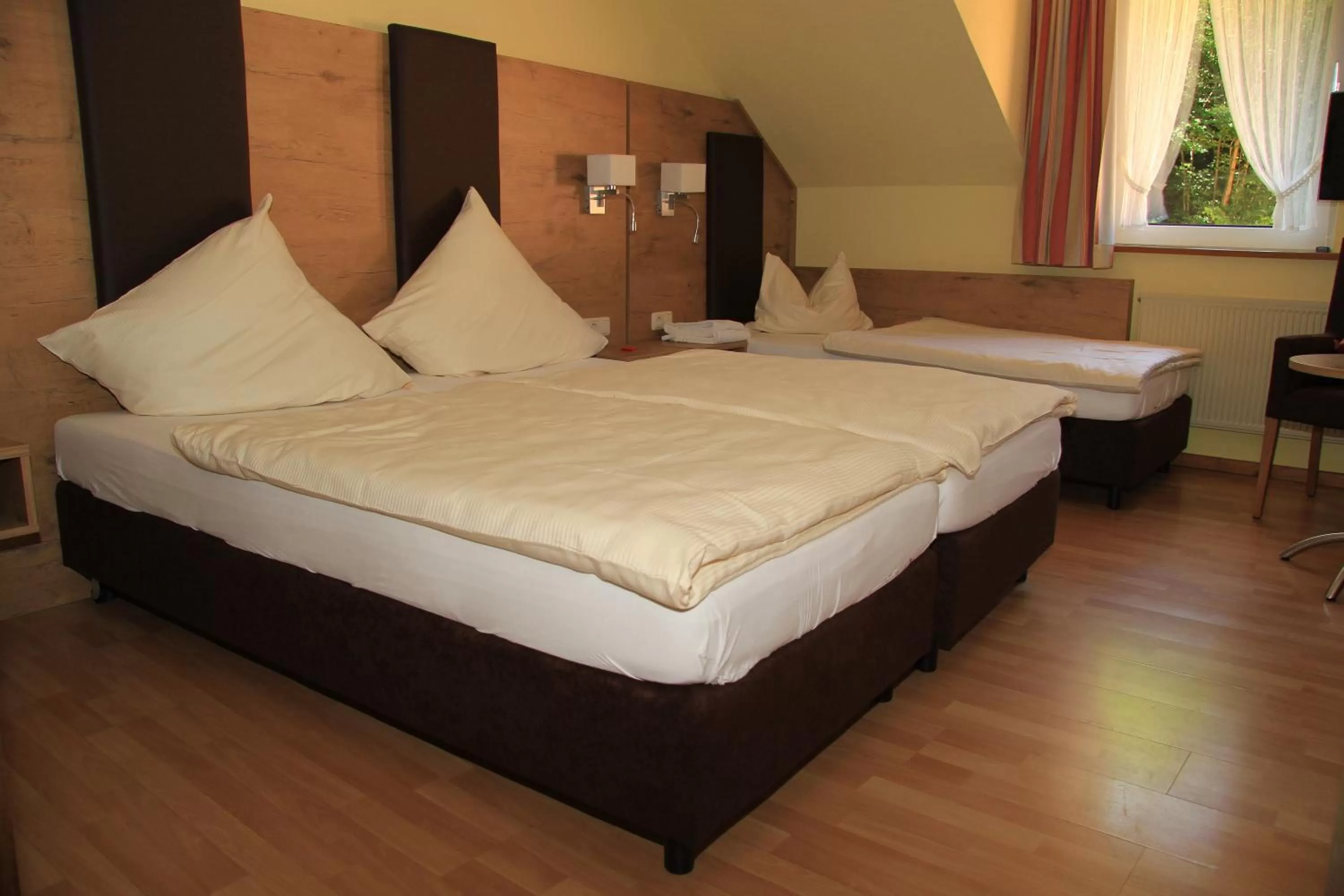 Bed in Waldhotel Albachmühle mit Albacher Stuben