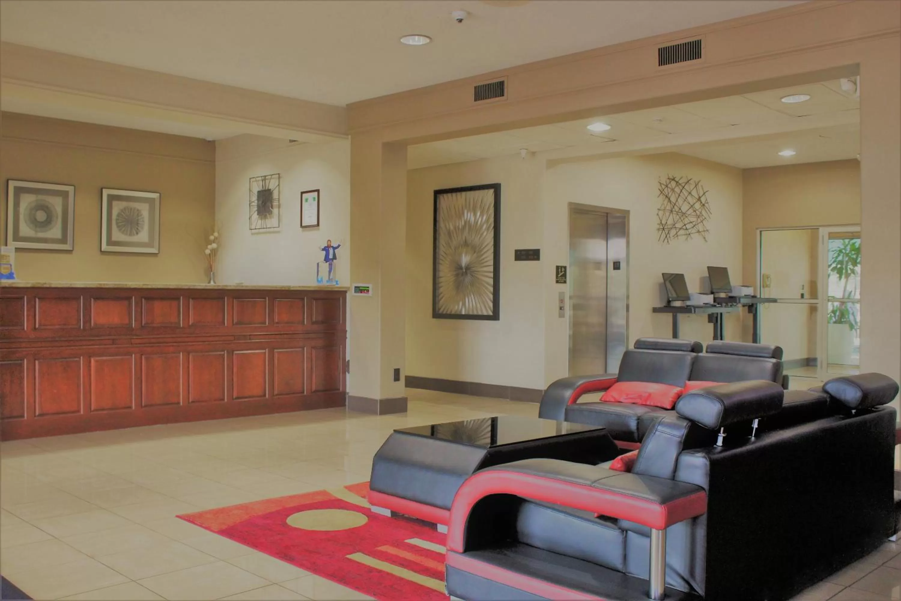 Communal lounge/ TV room in Hawthorn Extended Stay by Wyndham Bloomington