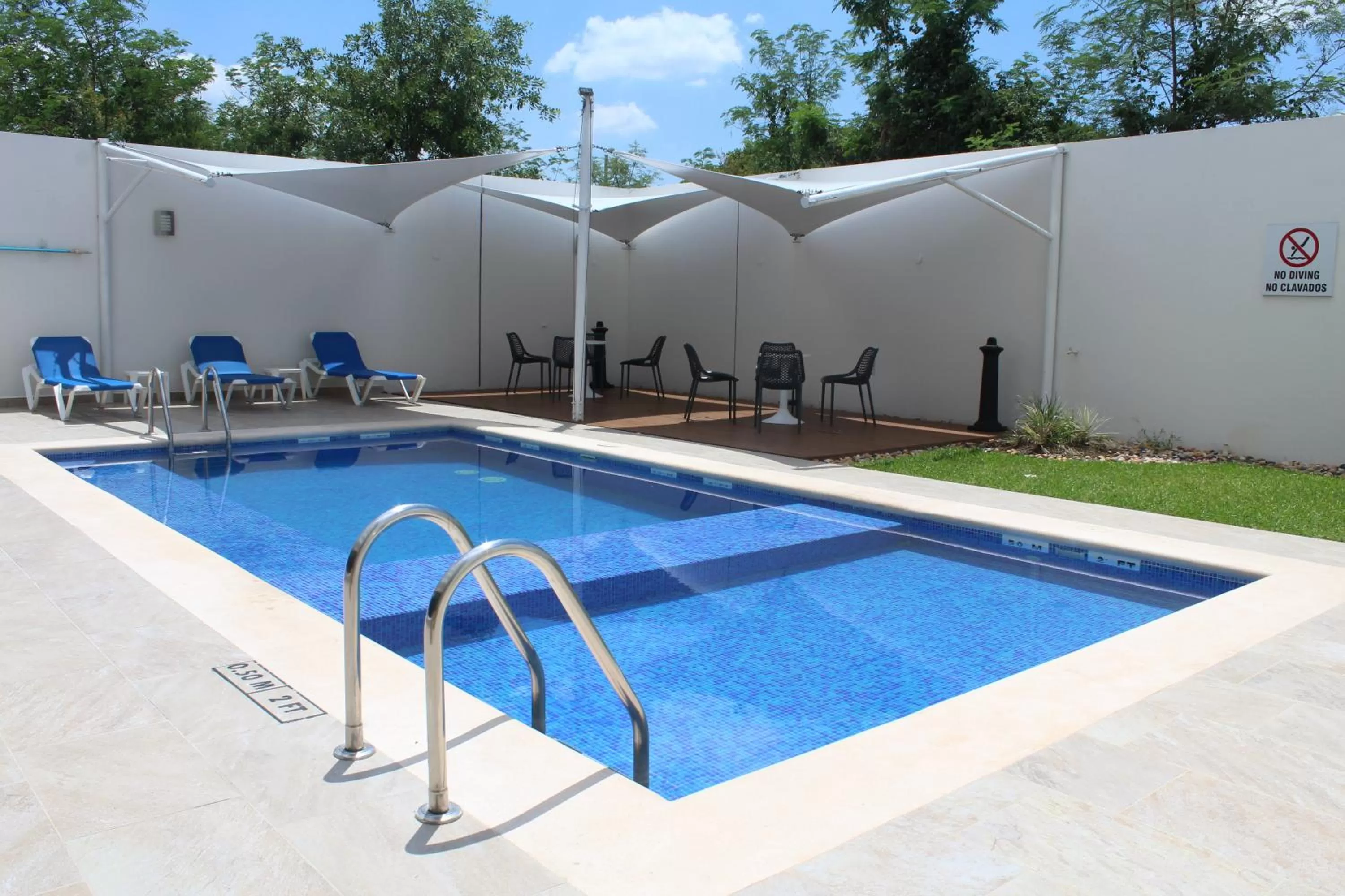Swimming pool in Holiday Inn Express Mérida by IHG