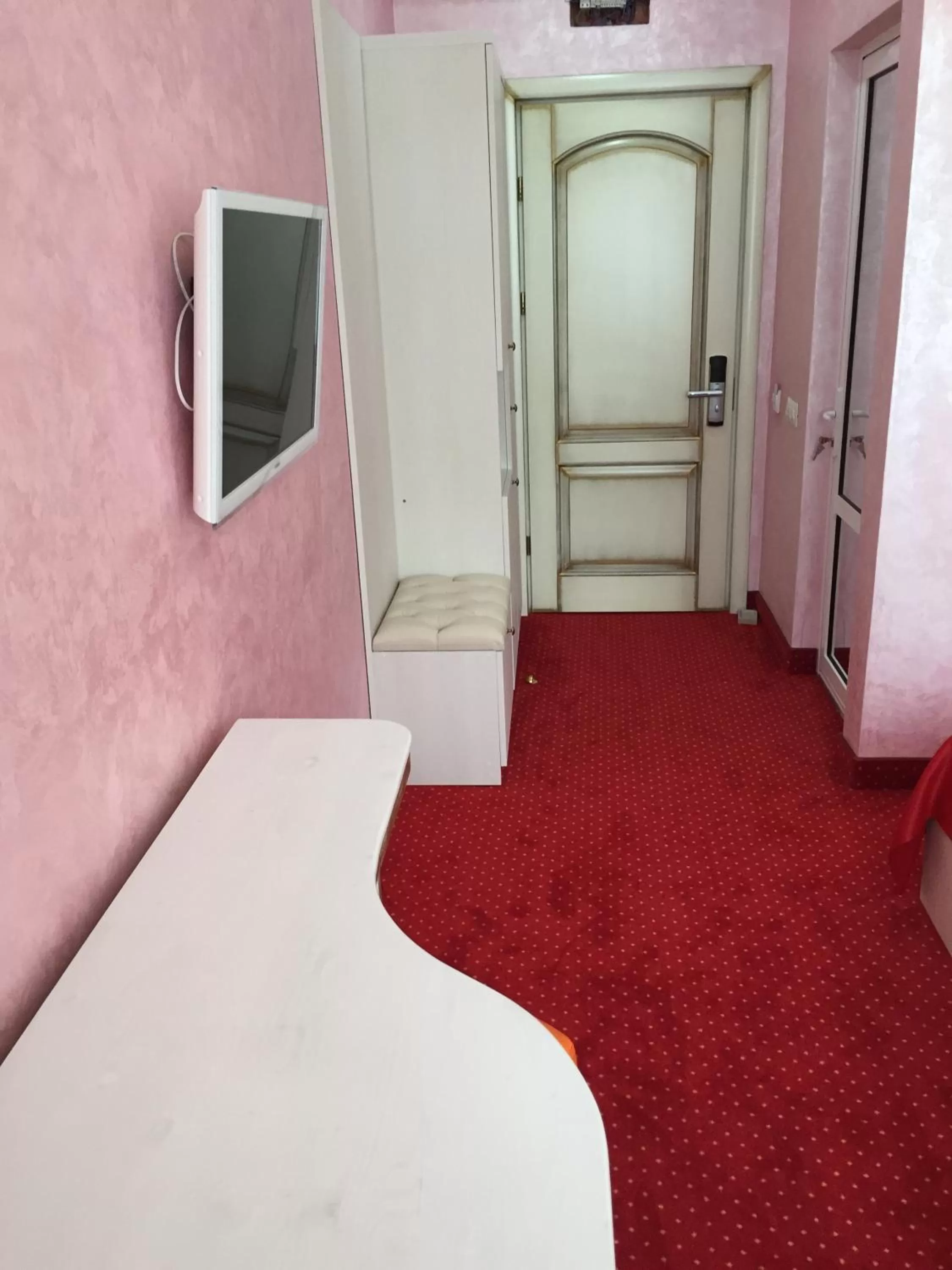 Photo of the whole room, TV/Entertainment Center in Hamlet Hotel