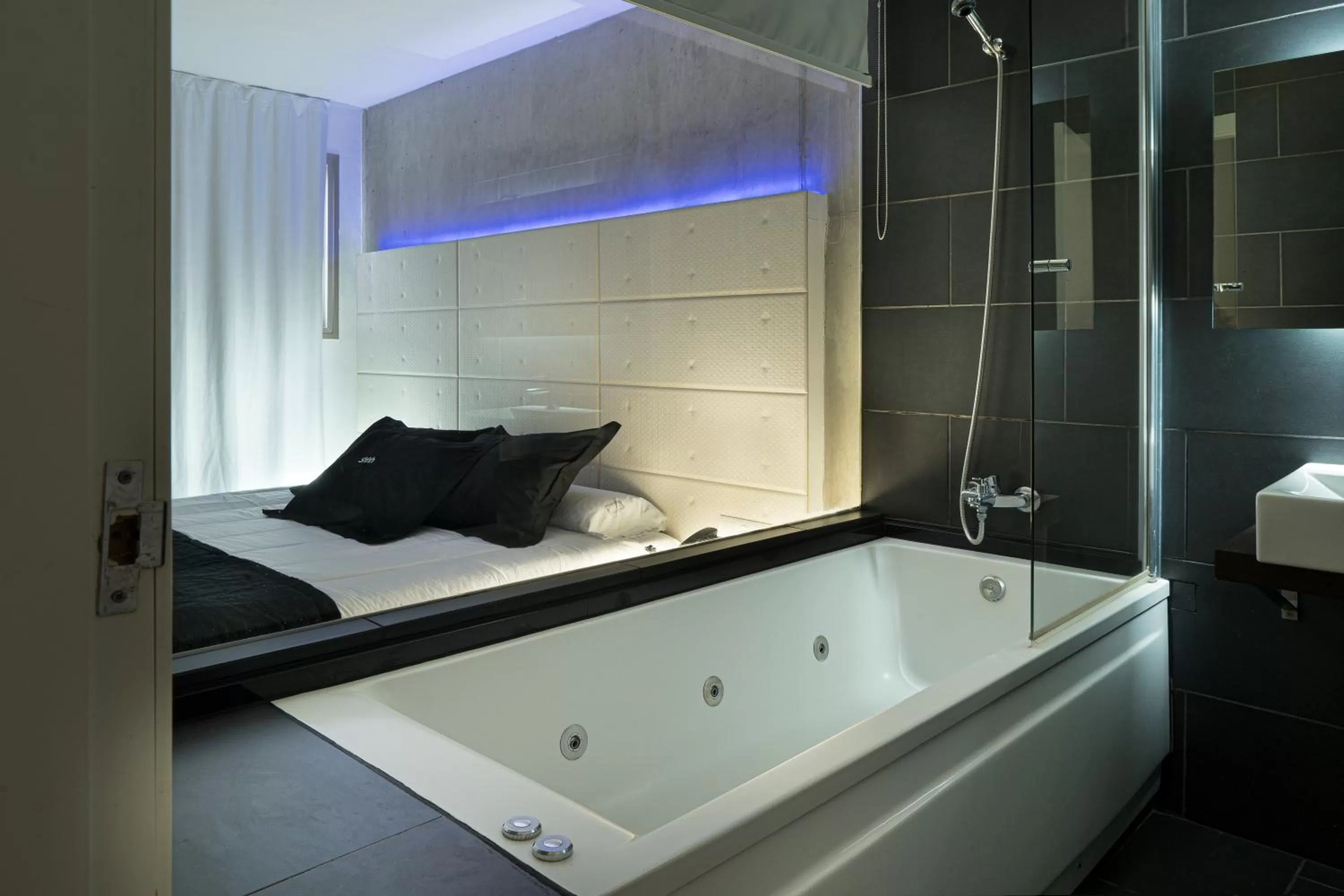 Hot Tub, Bed in Shhh