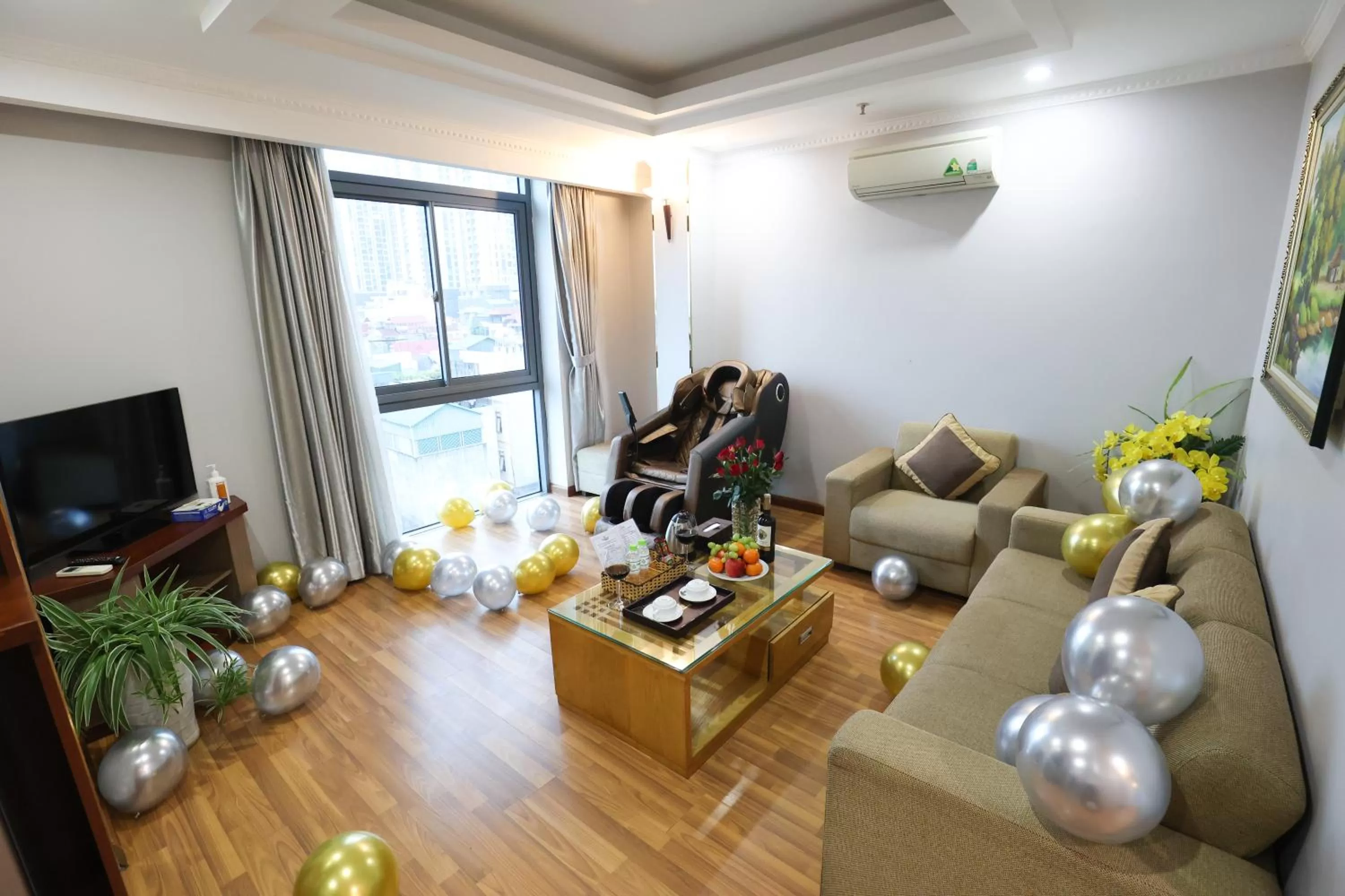 Communal lounge/ TV room in Gallant Hotel