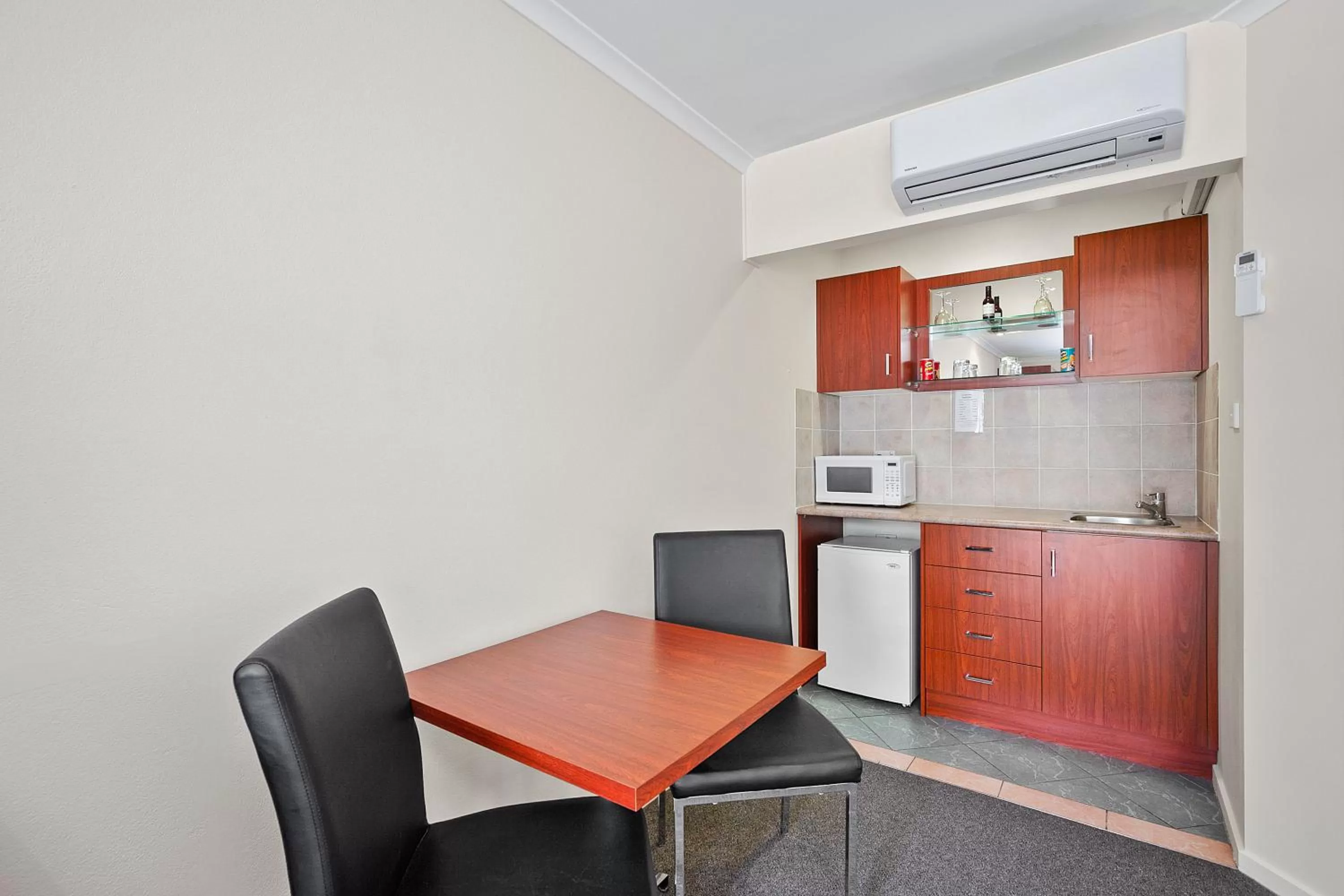 Dining area in Thunderbird Motel Yass