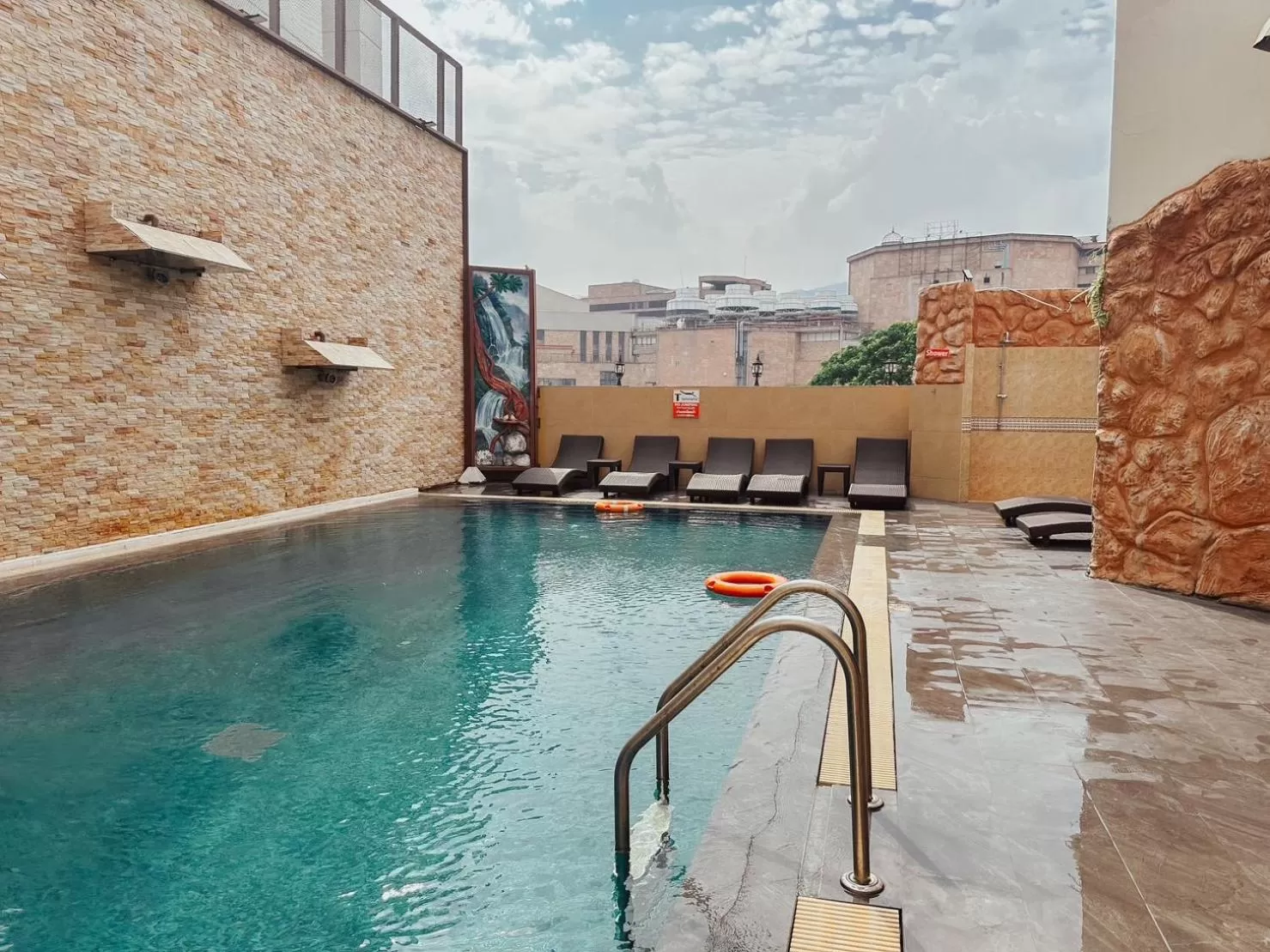 Swimming pool in Hotel De Khuvieng