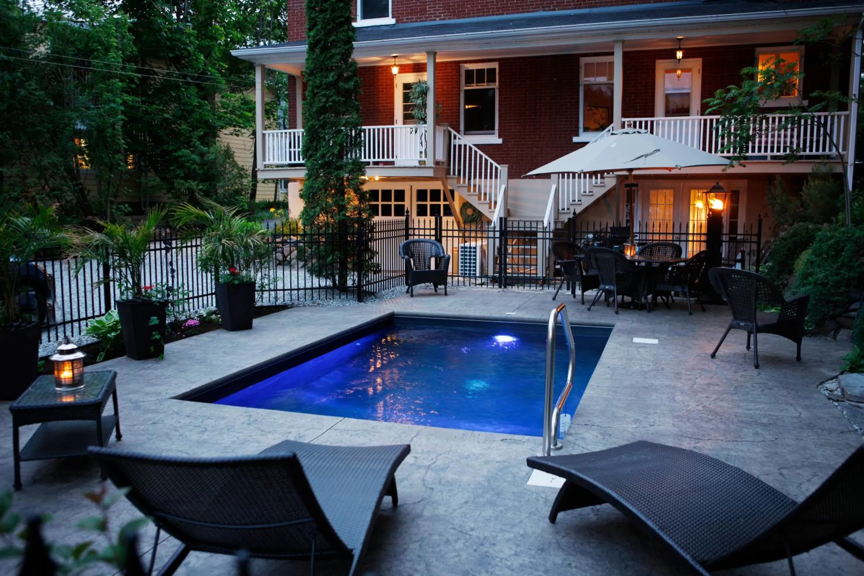 Swimming pool in Au Virage B&B