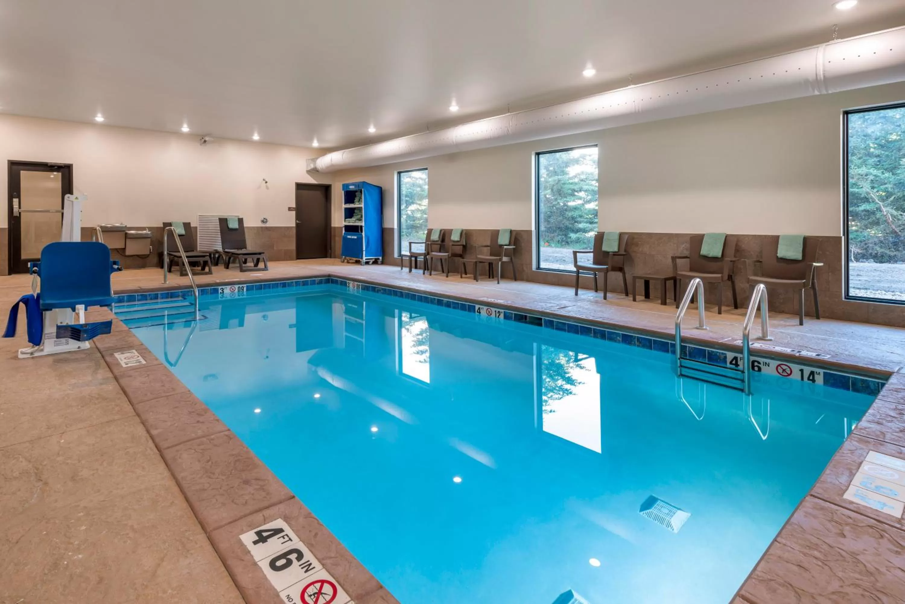 Swimming pool in Comfort Inn & Suites North Mankato