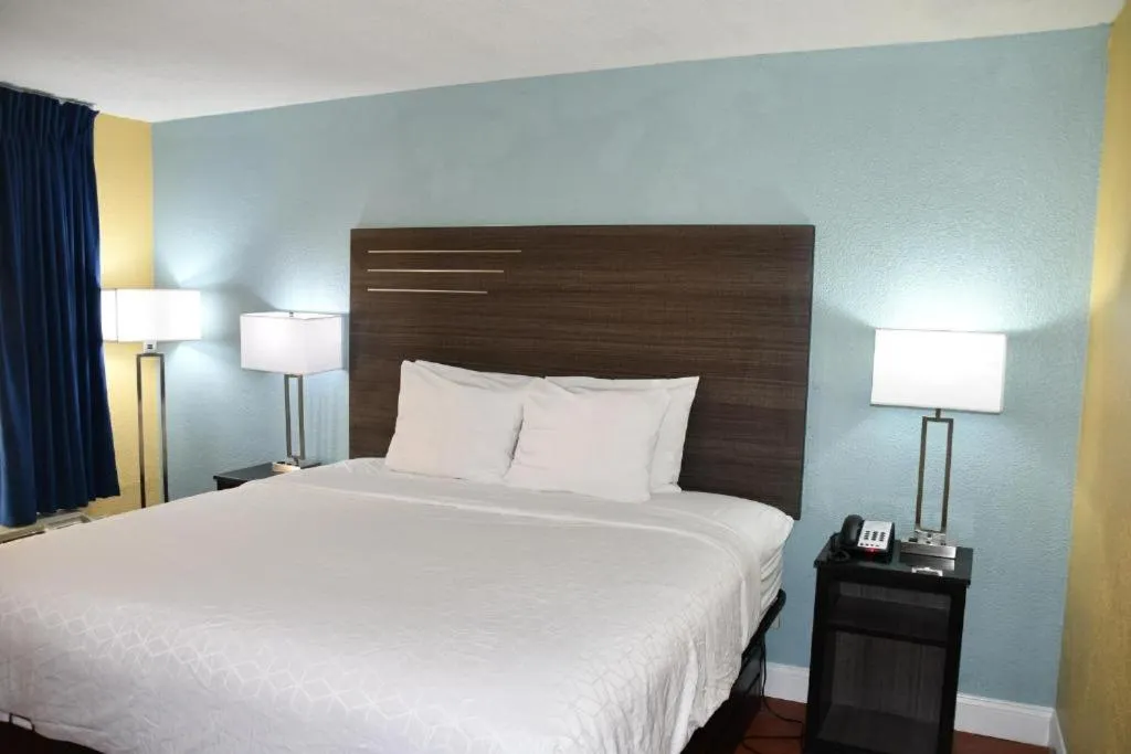 Bed in Baymont by Wyndham Macon I-75