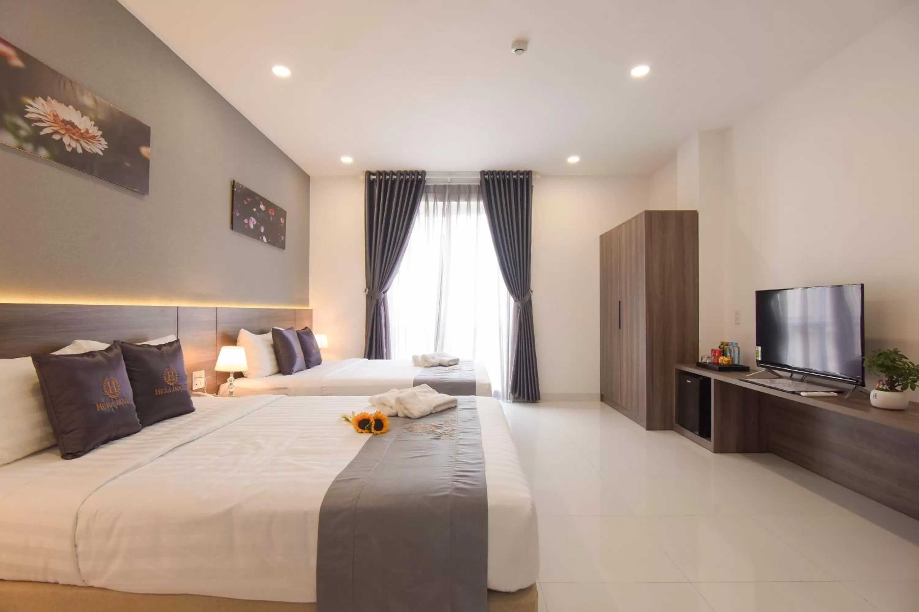 Communal lounge/ TV room, Bed in Hera Hotel Airport