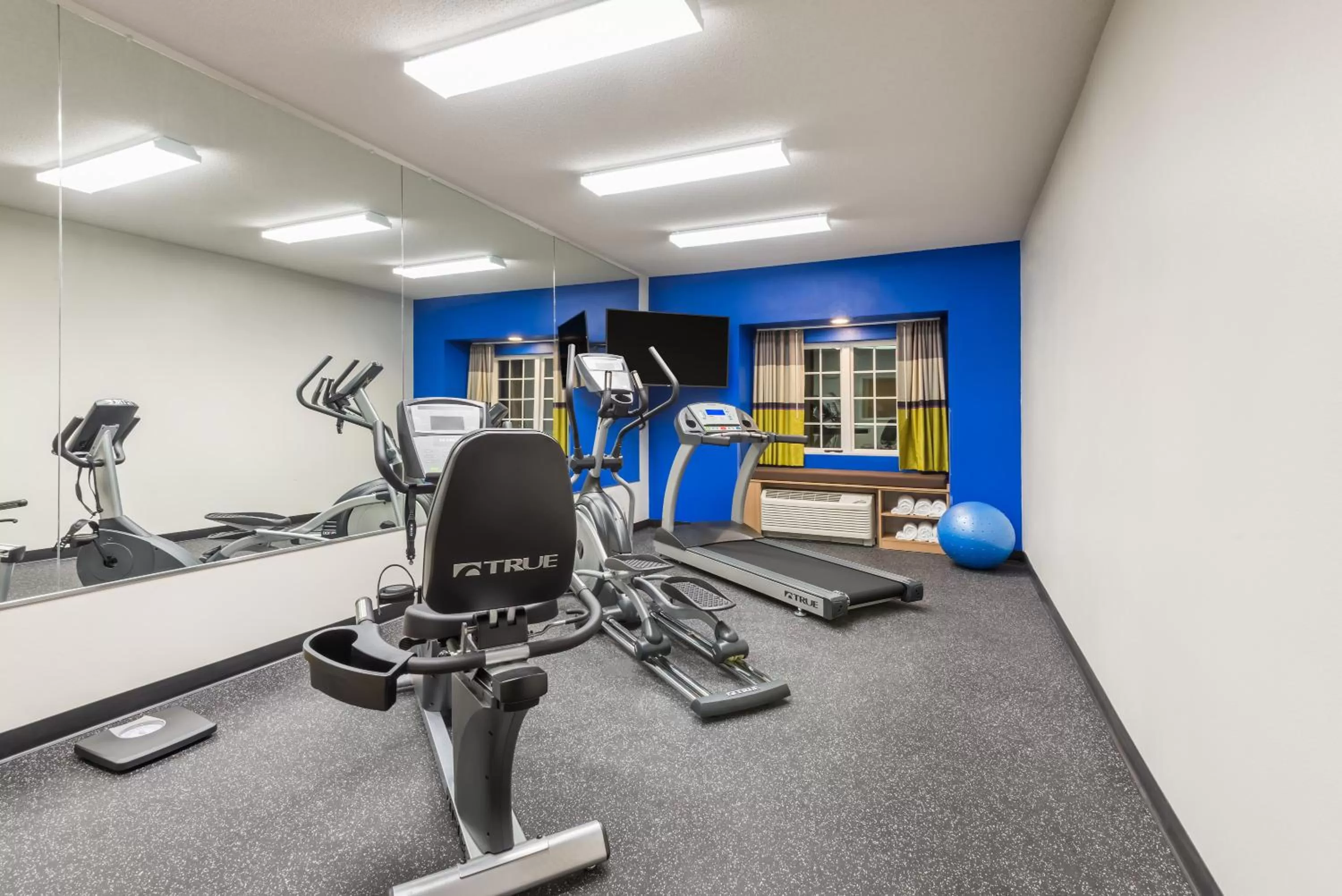 Fitness centre/facilities in Microtel Inn & Suites by Wyndham New Martinsville