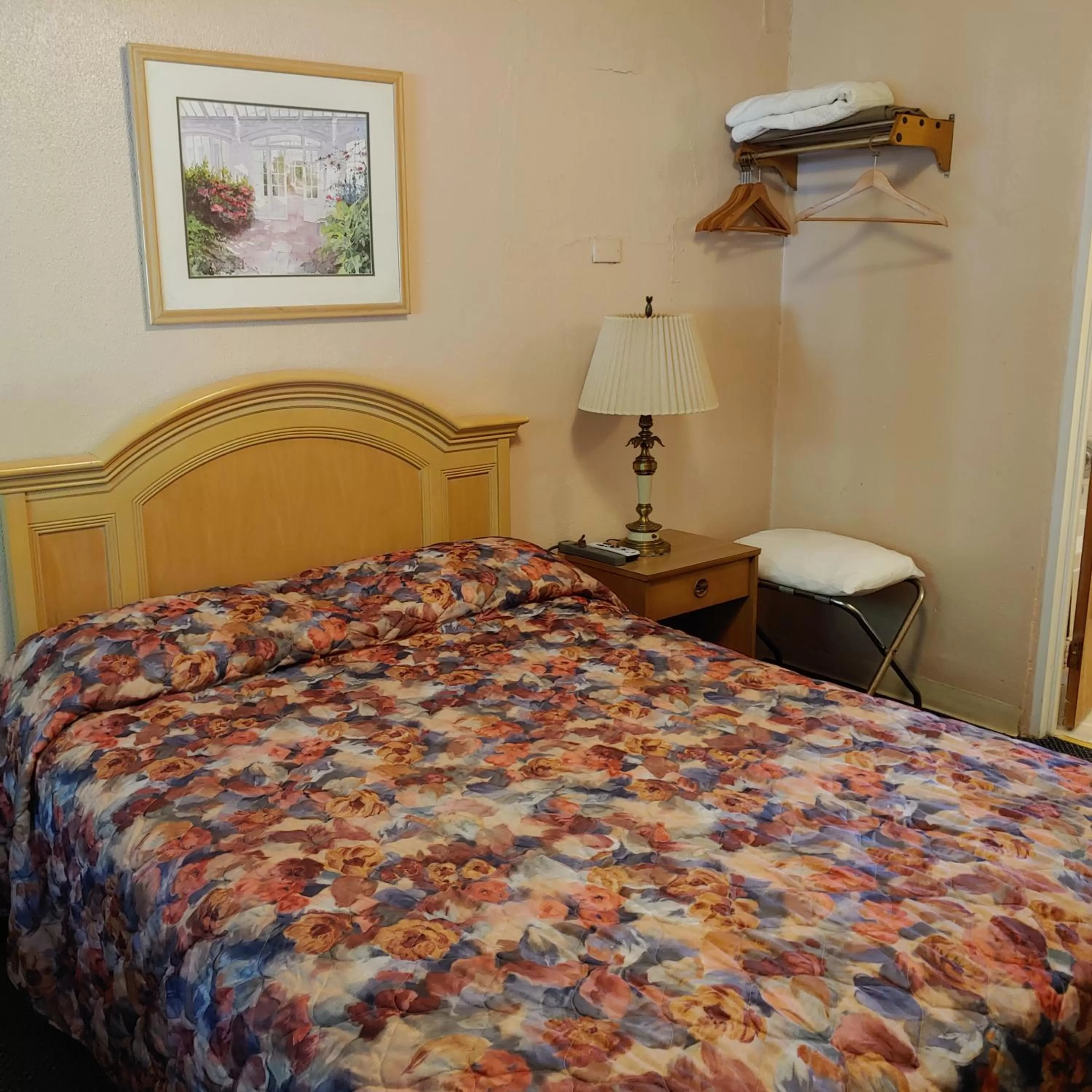 Bed in Rolling Brook Inn