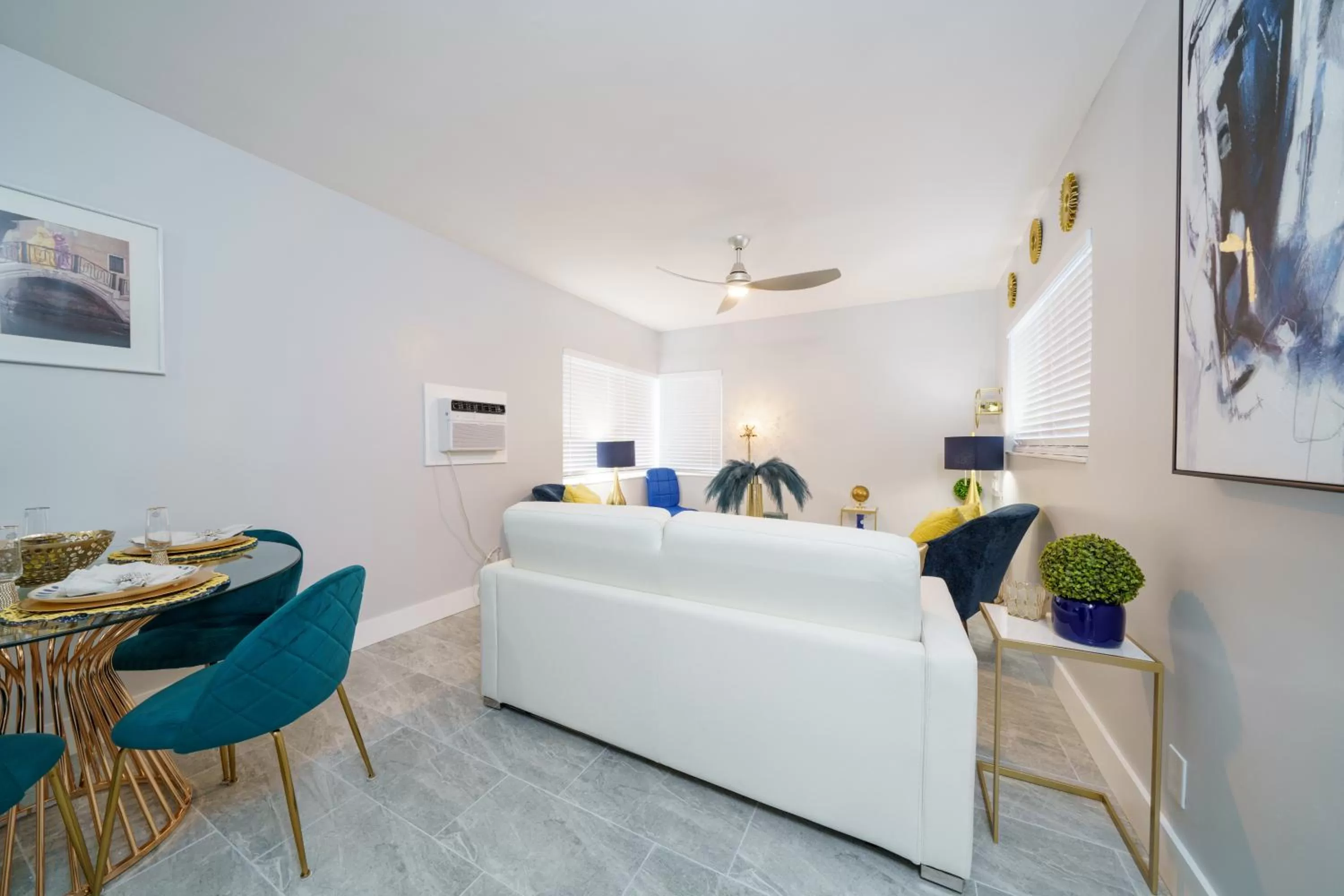 Photo of the whole room in The Surf Hollywood Beach