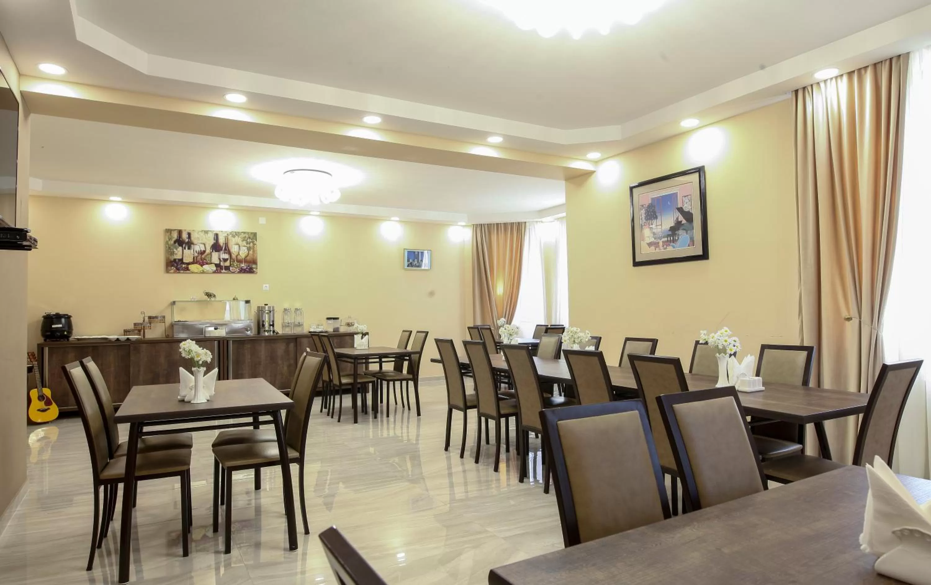 Restaurant/places to eat in Hotel Patriot