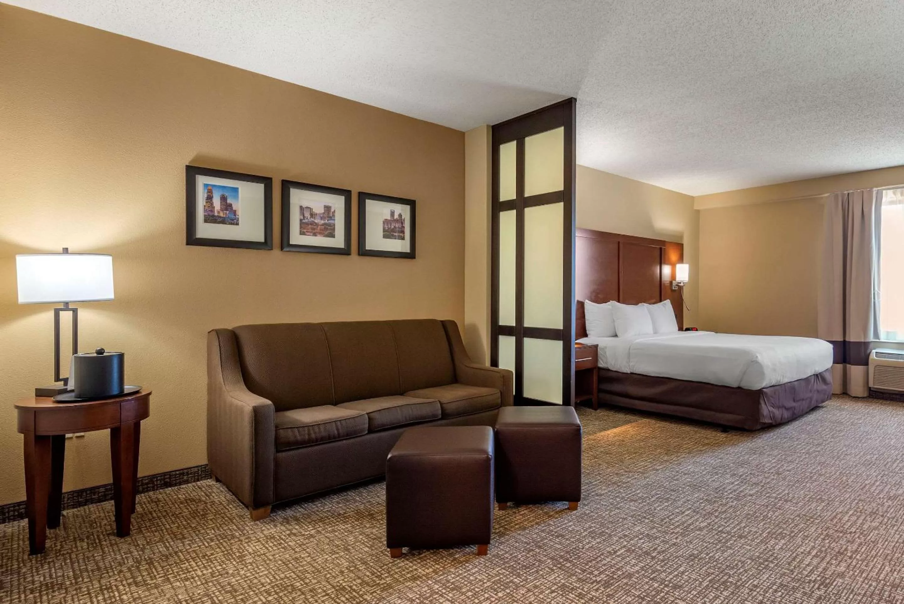 Bedroom, Bed in Comfort Suites Huntersville near Lake Norman