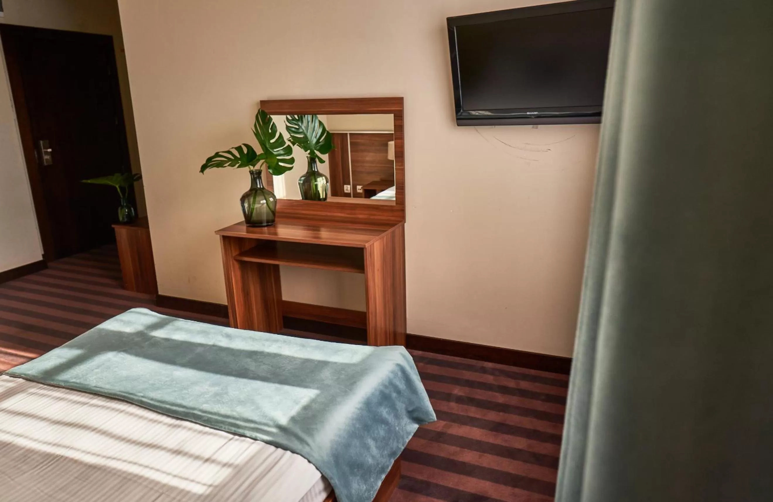 Bed, TV/Entertainment Center in Dworek