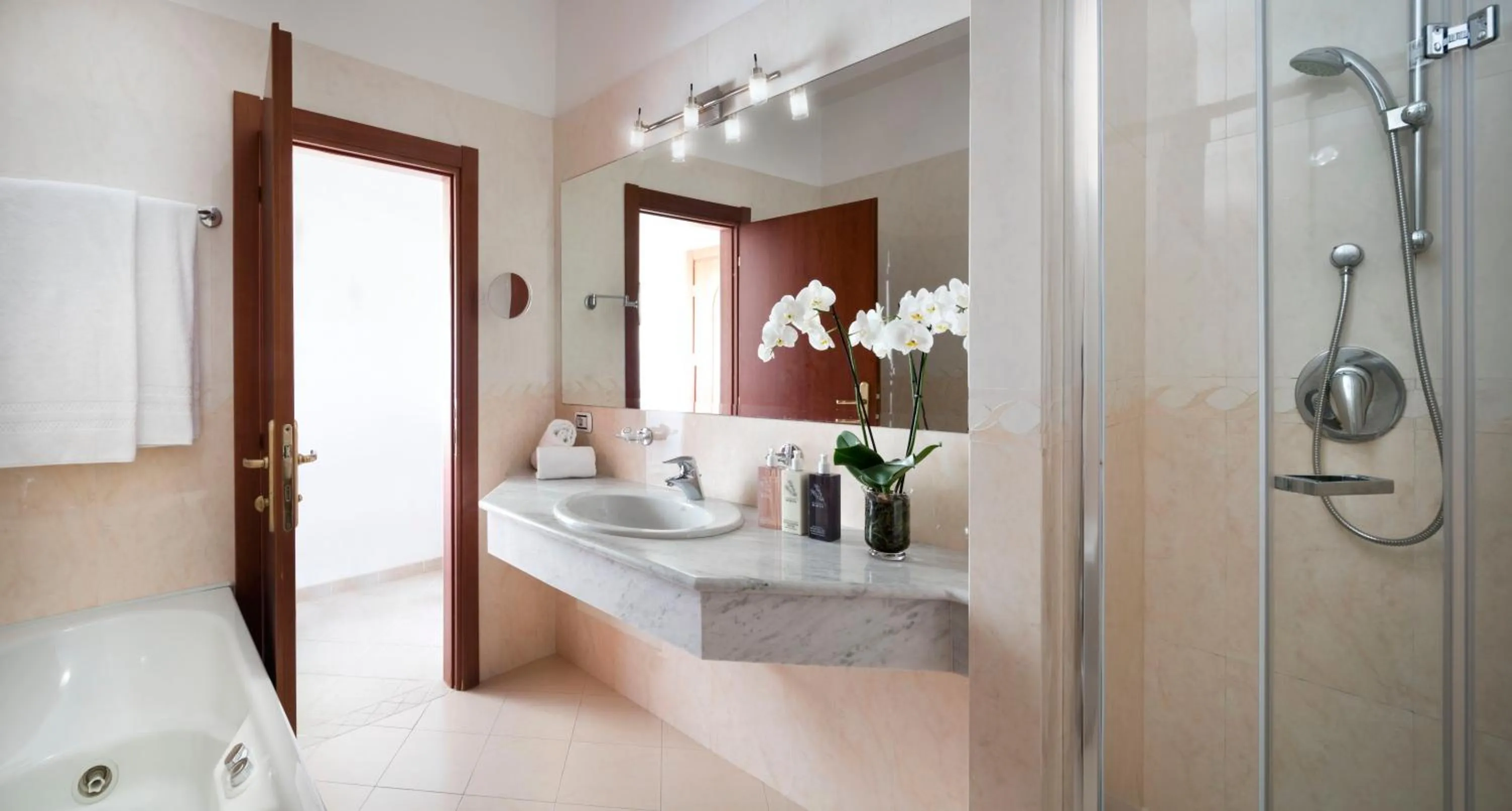 Toilet in Gabbiano Azzurro Hotel & Suites