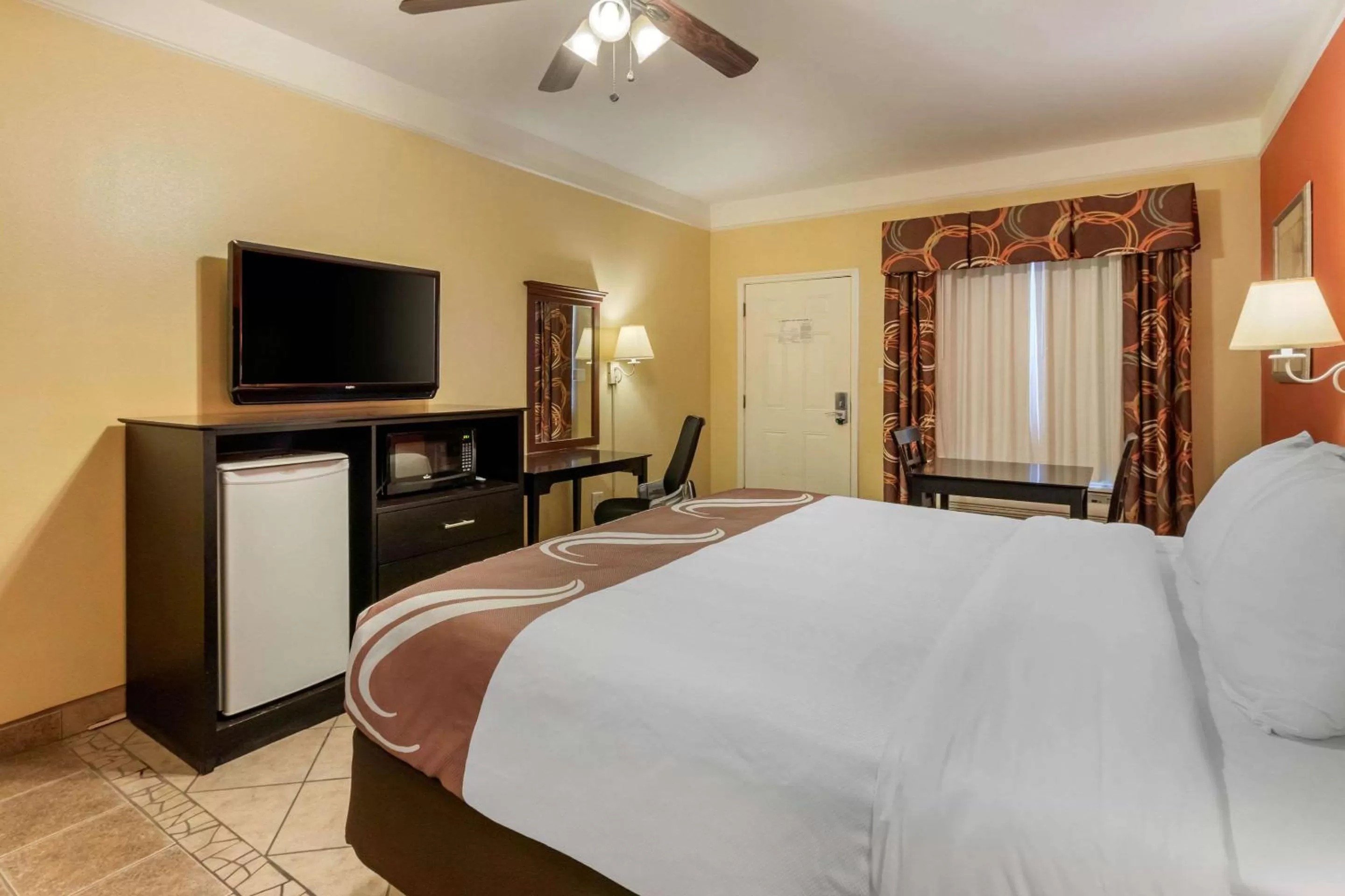 Photo of the whole room, Bed in Quality Inn & Suites at The Outlets Mercedes-Weslaco