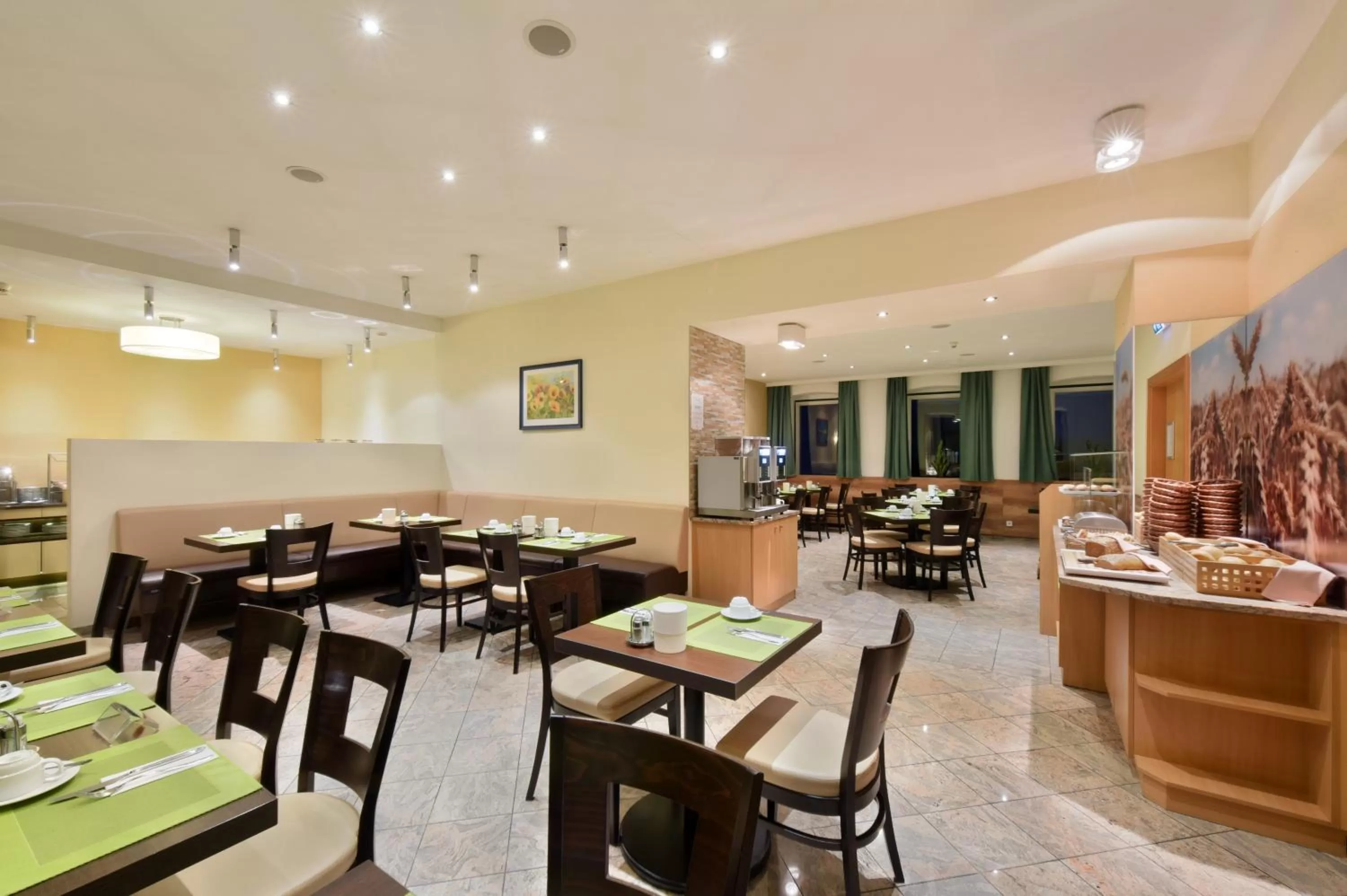 Restaurant/places to eat in Hotel Lucia