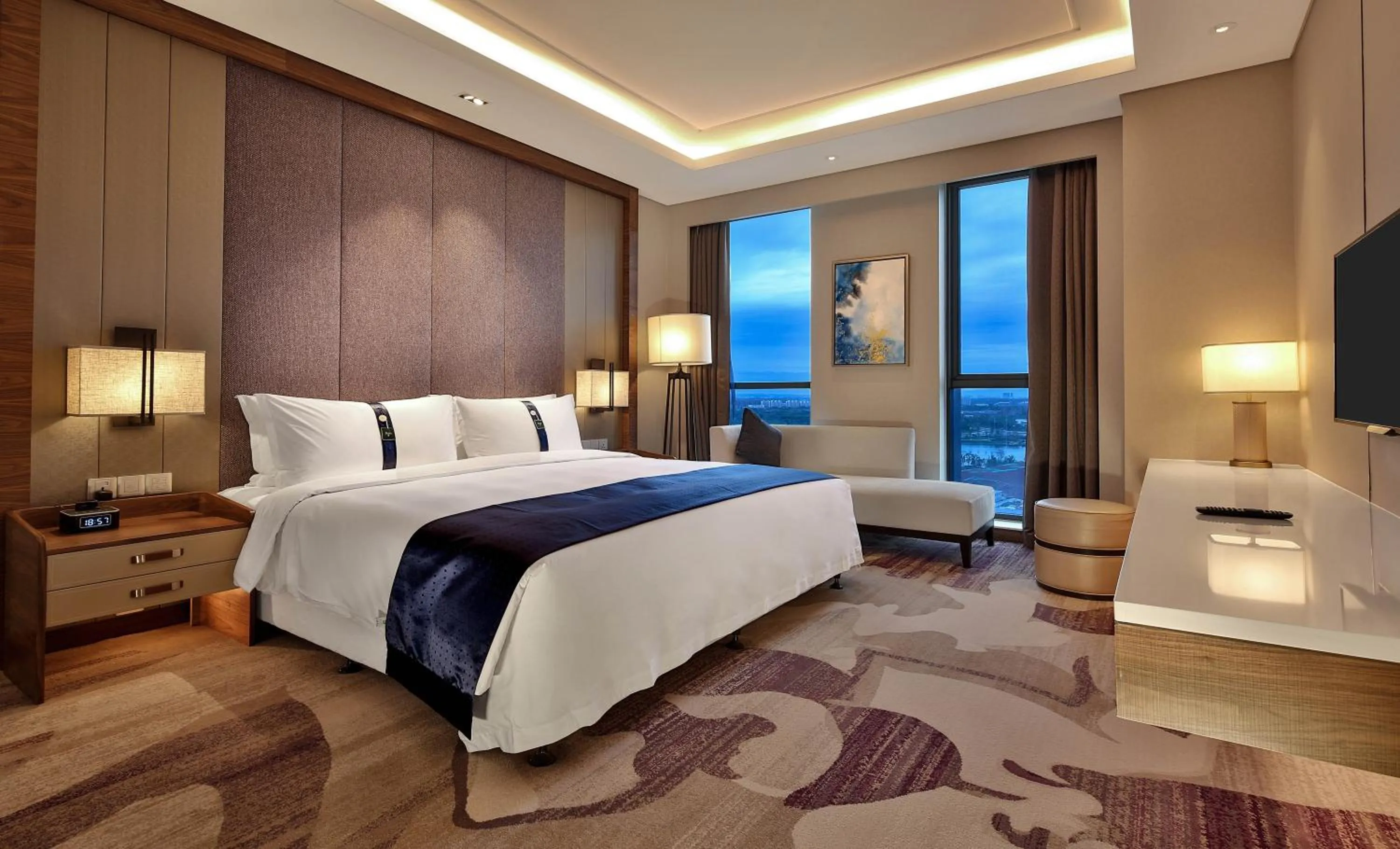 Bedroom in Holiday Inn Chengdu Qinhuang by IHG