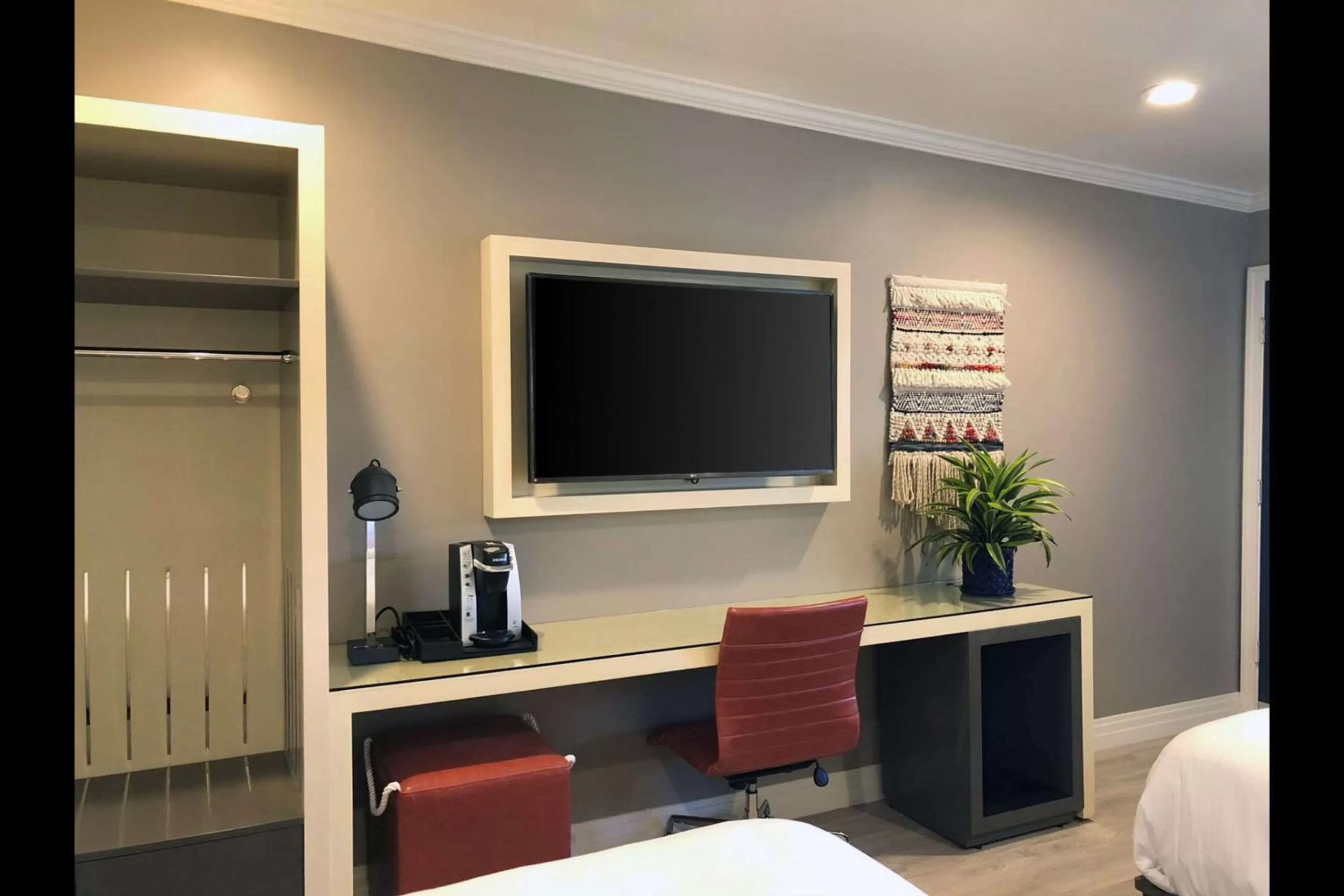 Photo of the whole room, Bed in Bluestem Hotel Torrance Los Angeles, an Ascend Collection Hotel