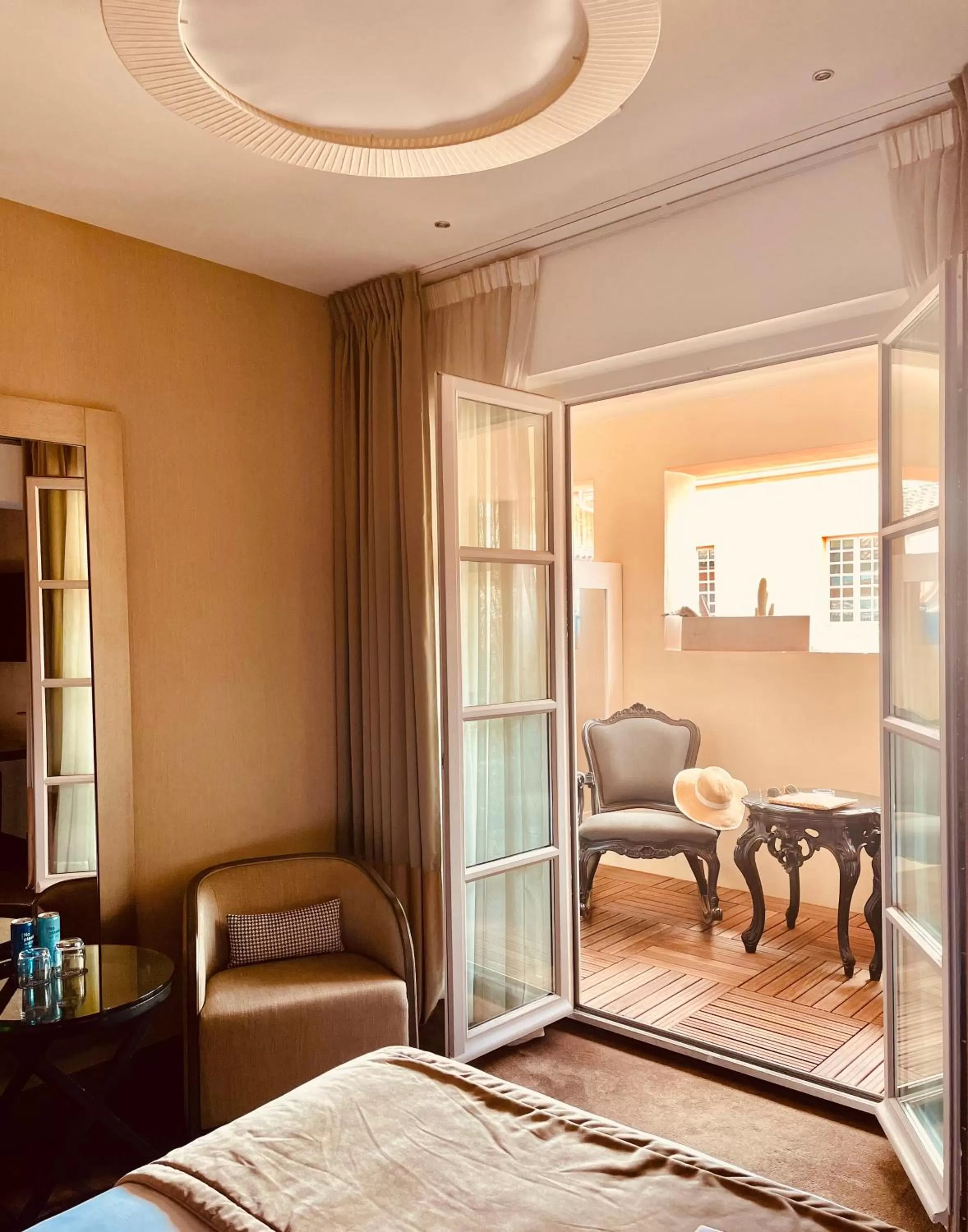 Inner courtyard view, Bed in La Cour des Consuls Hotel & Spa Toulouse - MGallery Collection