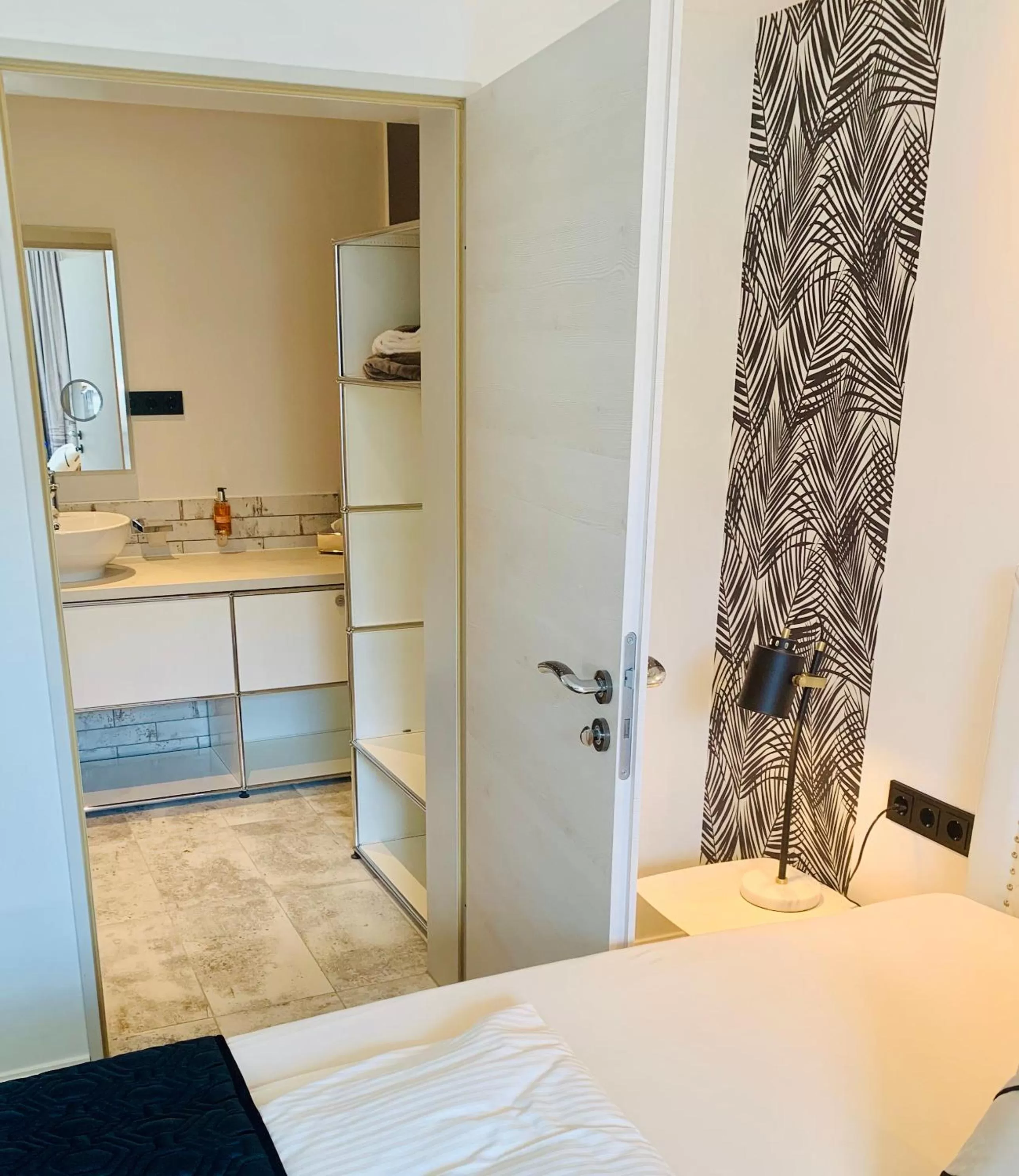 Bed in BESOTEL Mettmann