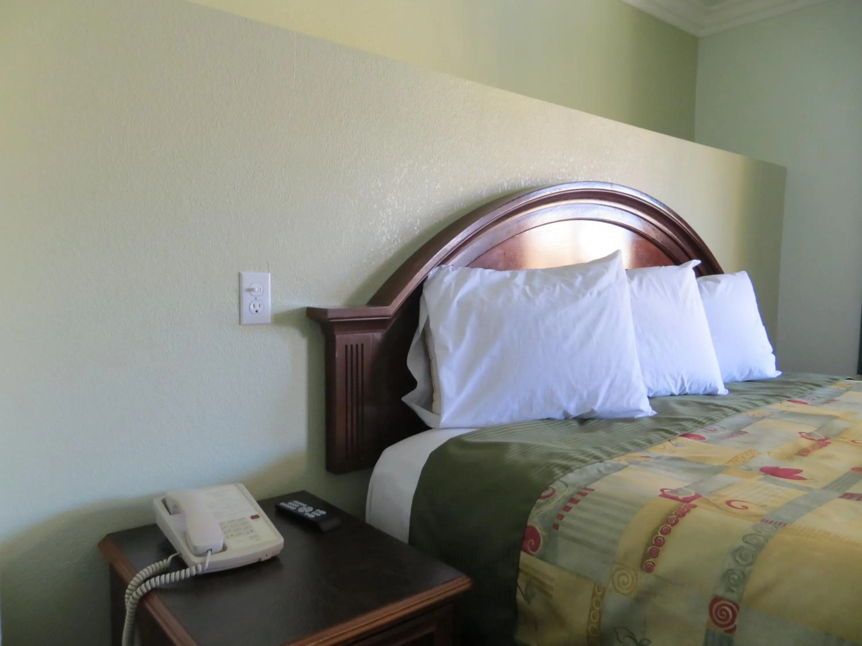 Decorative detail, Bed in Azusa Inn