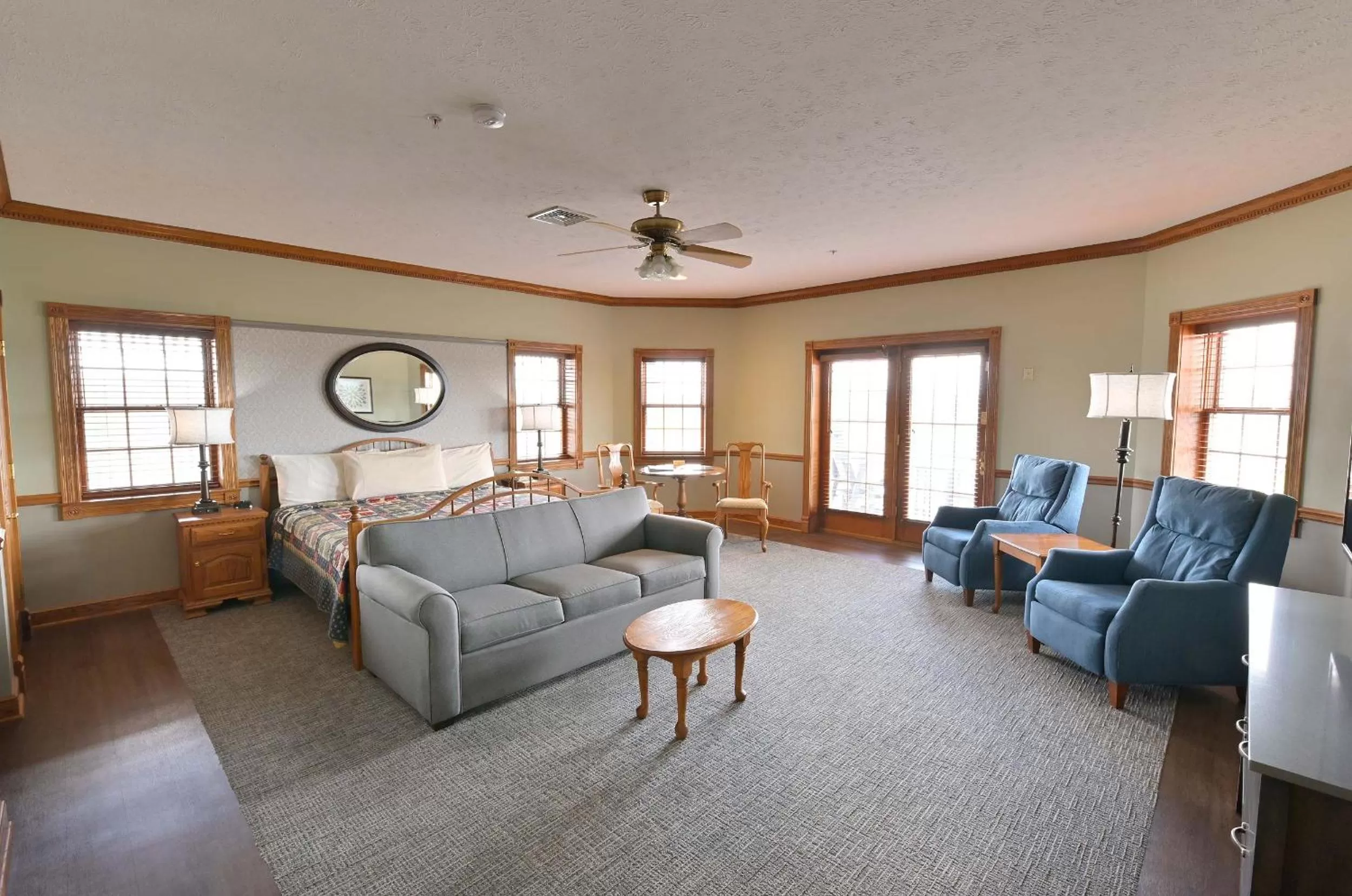 Living room in Carlisle Inn Walnut Creek