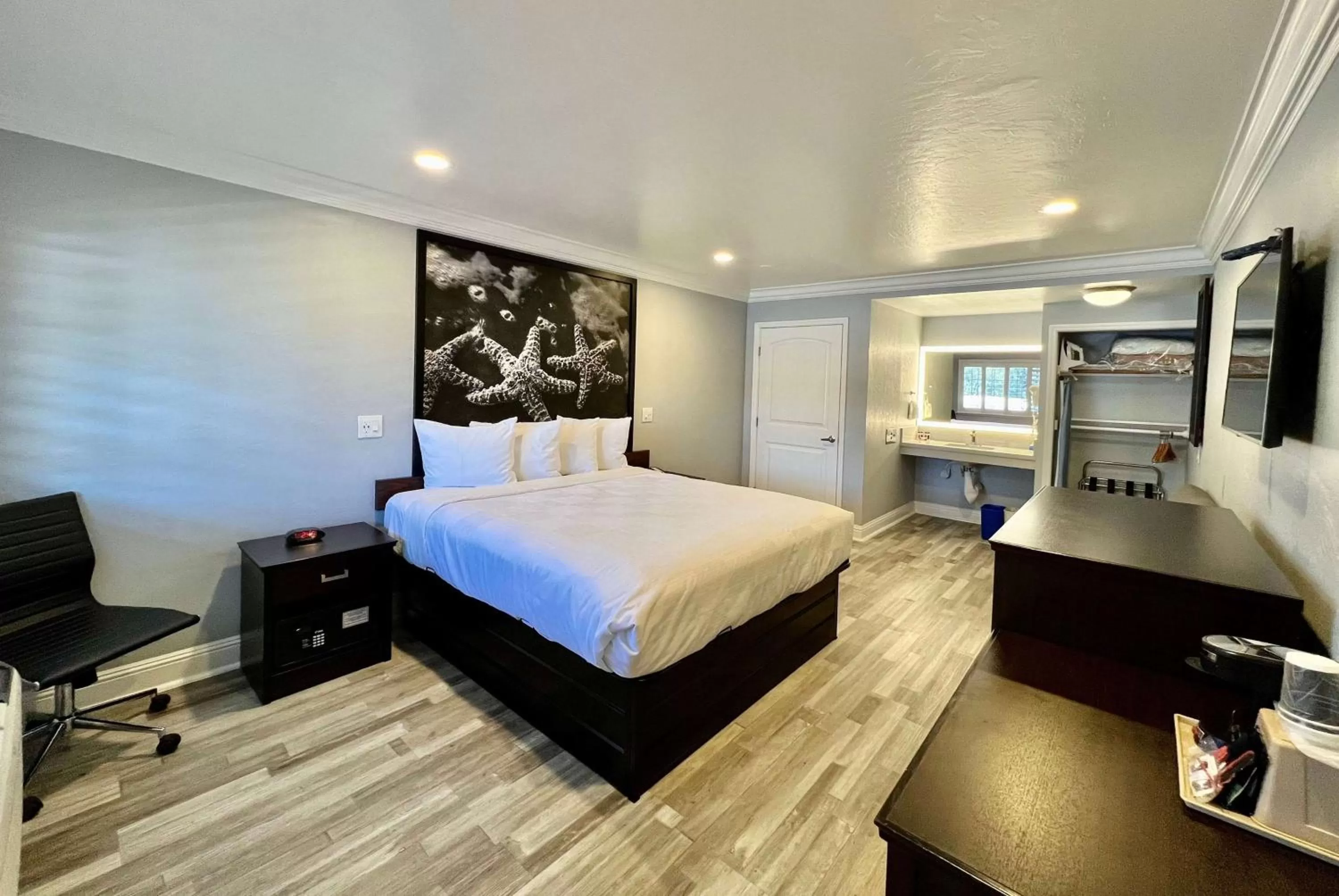 Photo of the whole room, Bed in Aura Inn Monterey