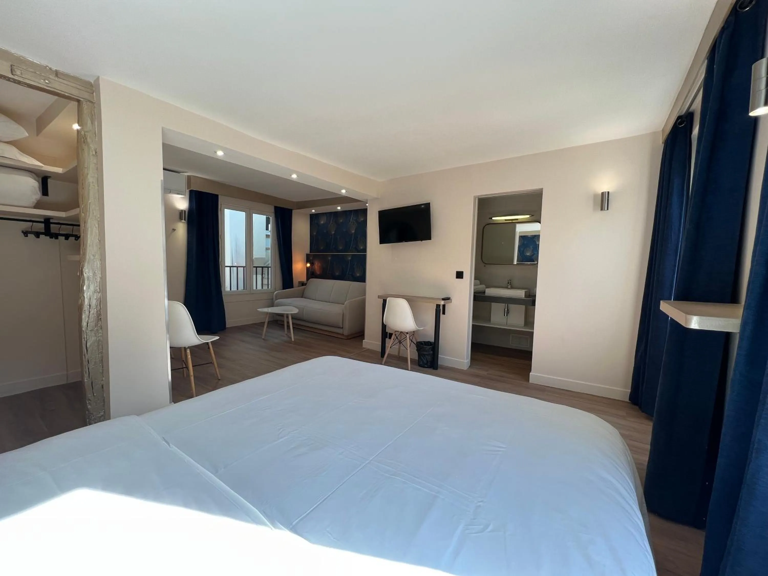 Bedroom, Bed in Hotel Nation Montmartre