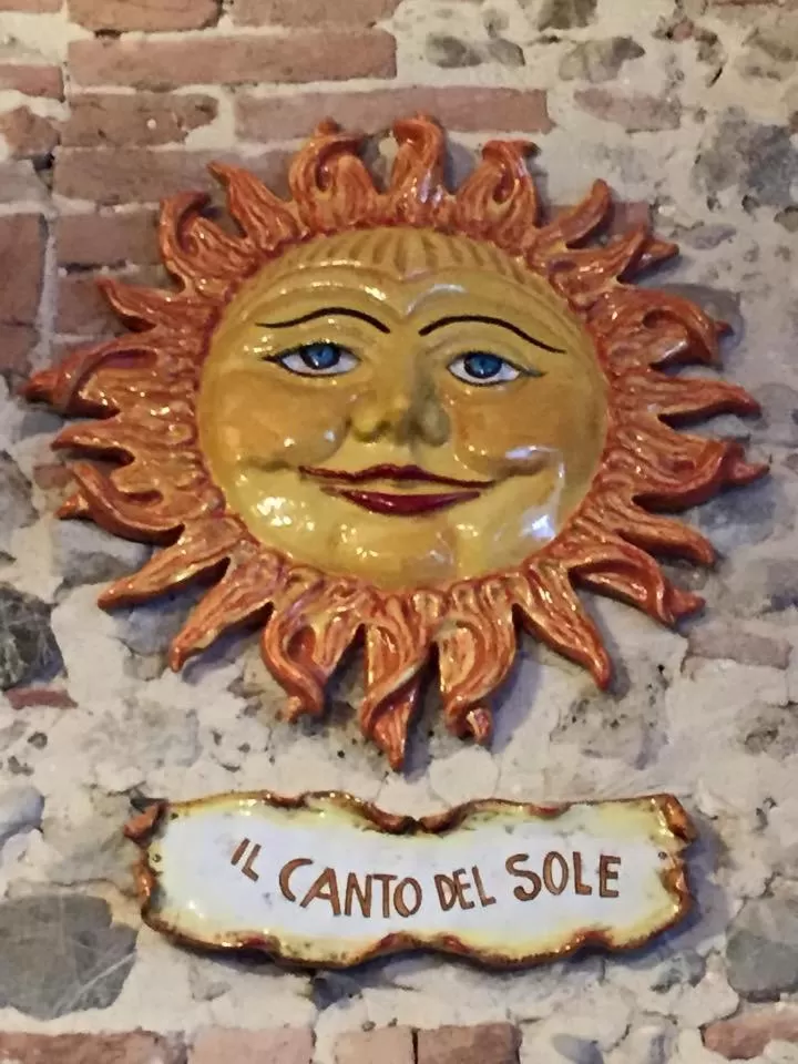 Decorative detail in Il Canto del Sole