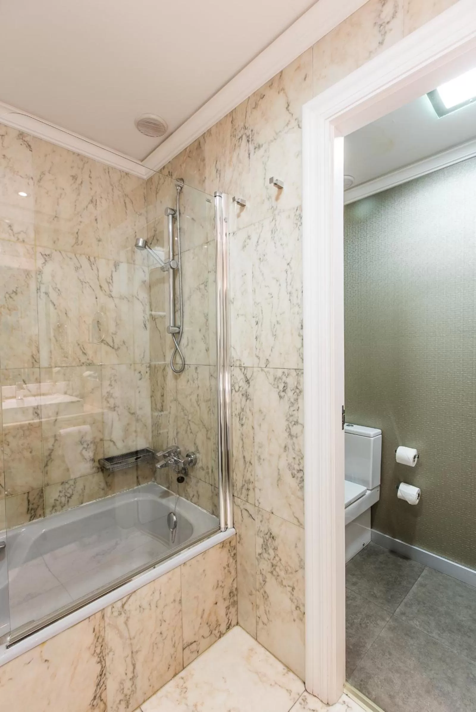 Bathroom in Hotel Carlton